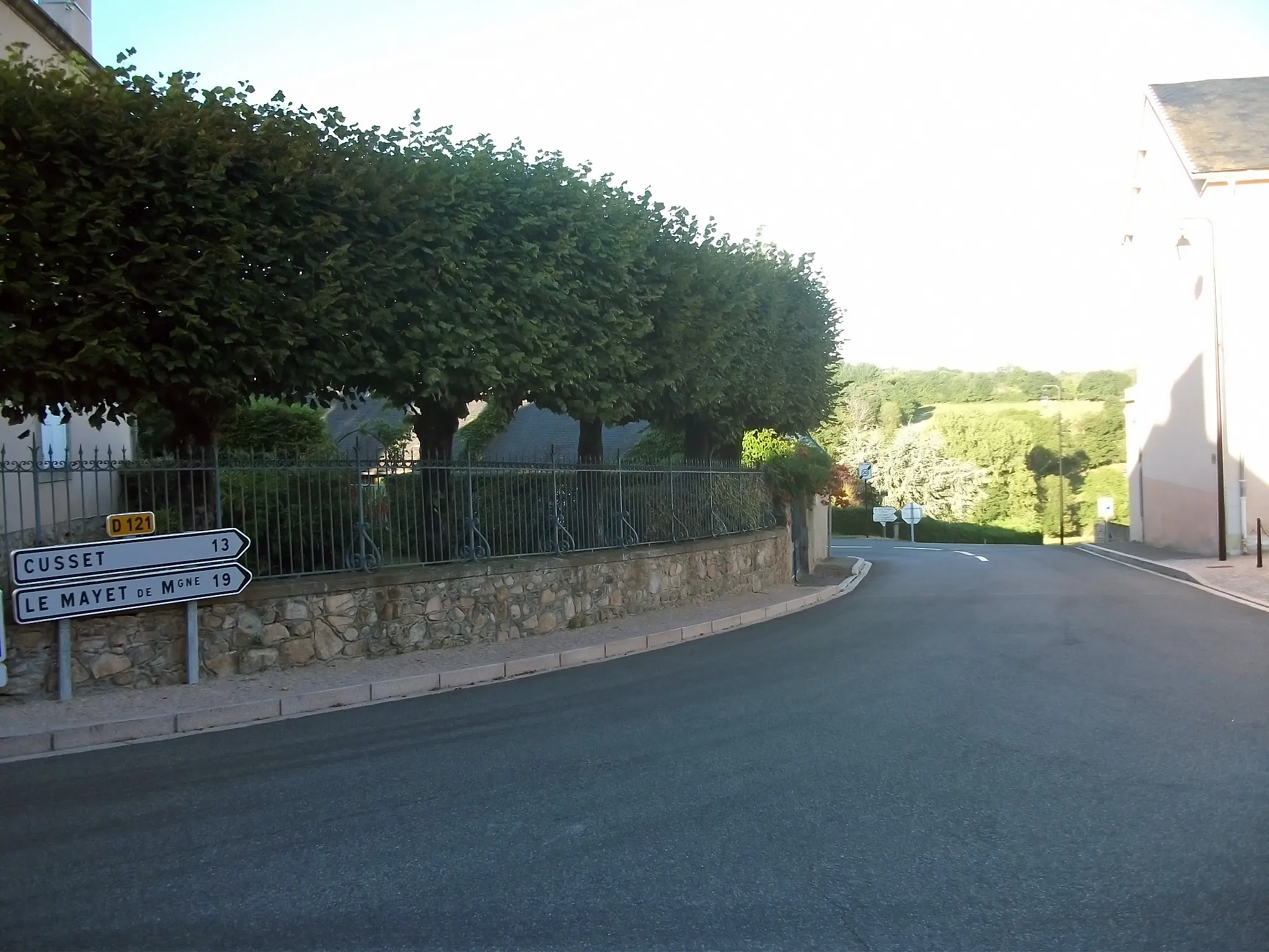 Photo showing: D 121 vers Le Mayet-de-Montagne, non loin de la mairie, à Busset (Allier, Auvergne, France).