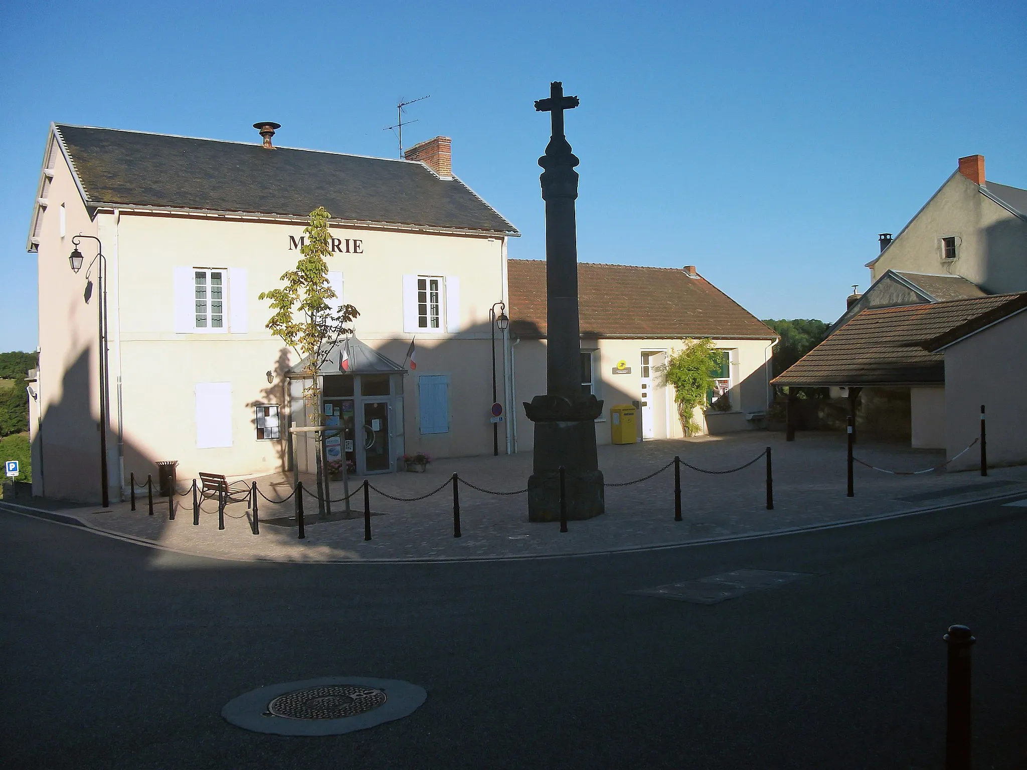 Photo showing: Town hall of Busset one second before 7pm o'clock