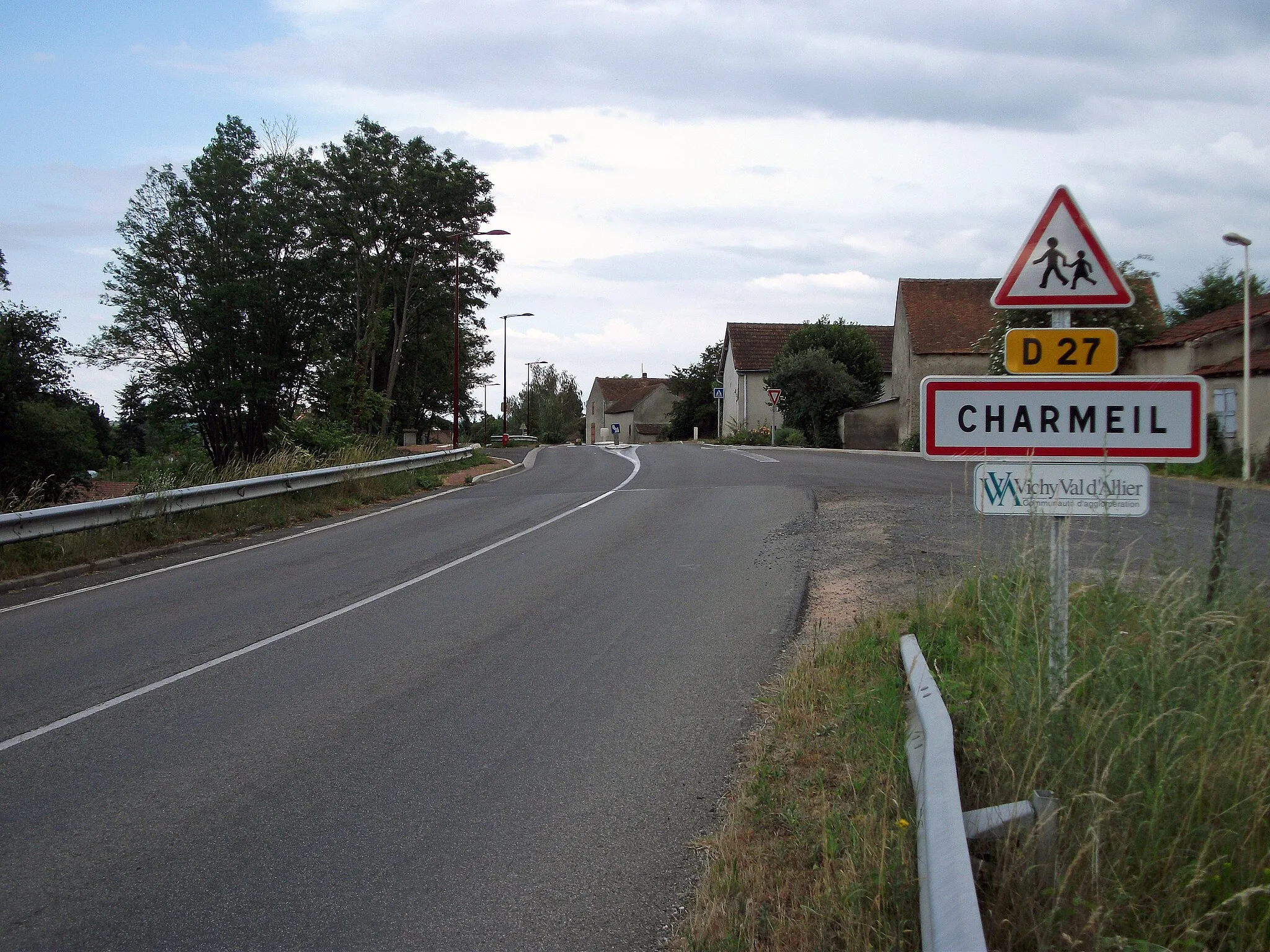Photo showing: Entrance of departmental road 27 in Charmeil, from Vendat.