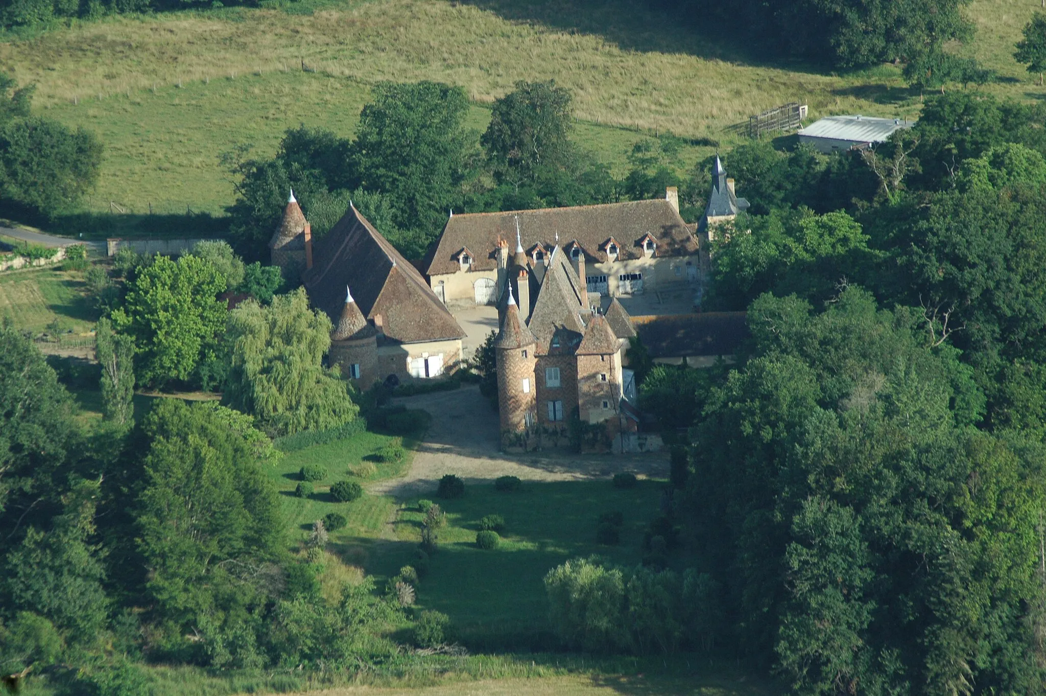 Photo showing: Photo aérienne du château de la Cour à Chapeau, Allier