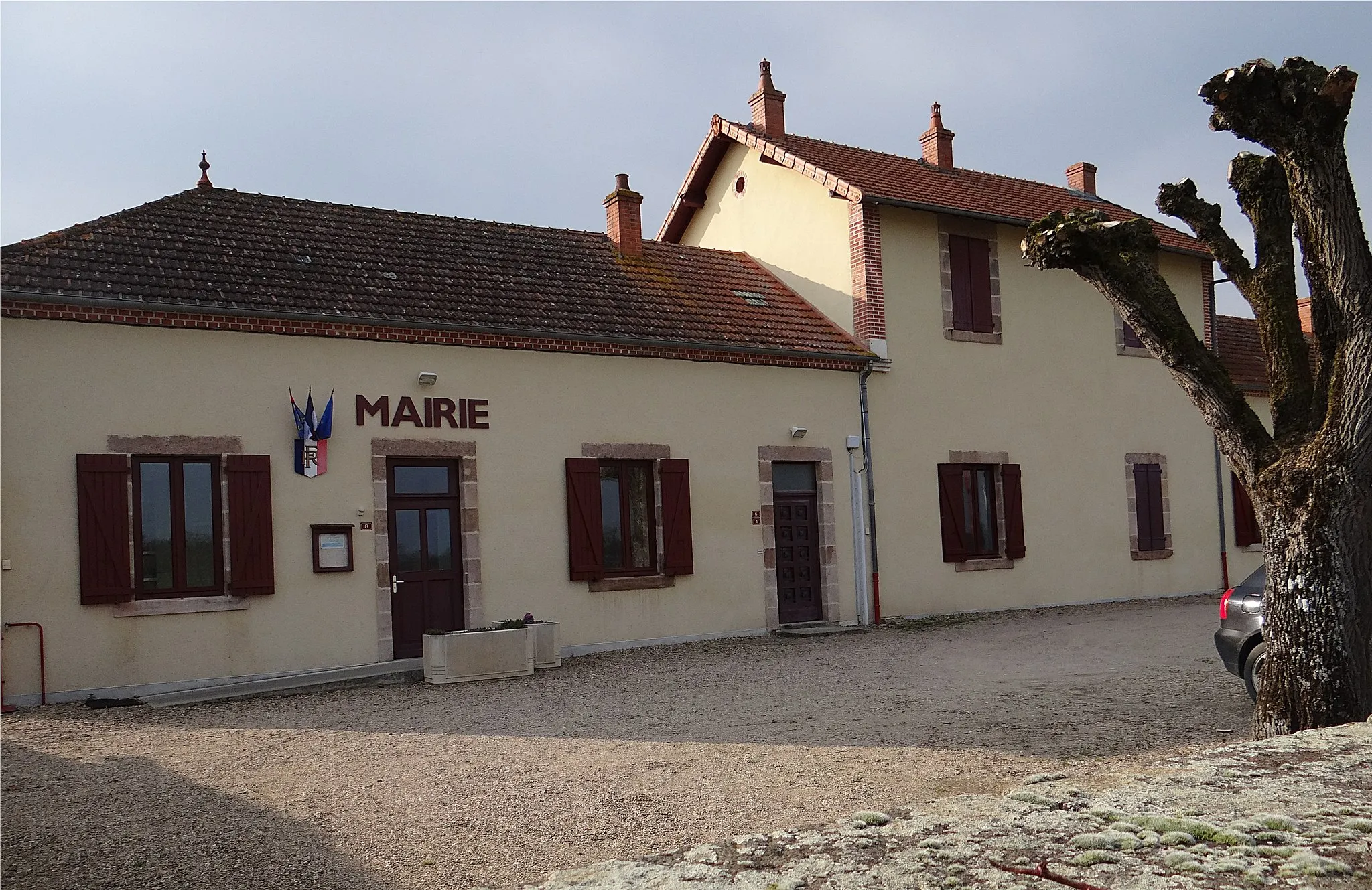 Photo showing: Mairie de Chézy, Allier, France.