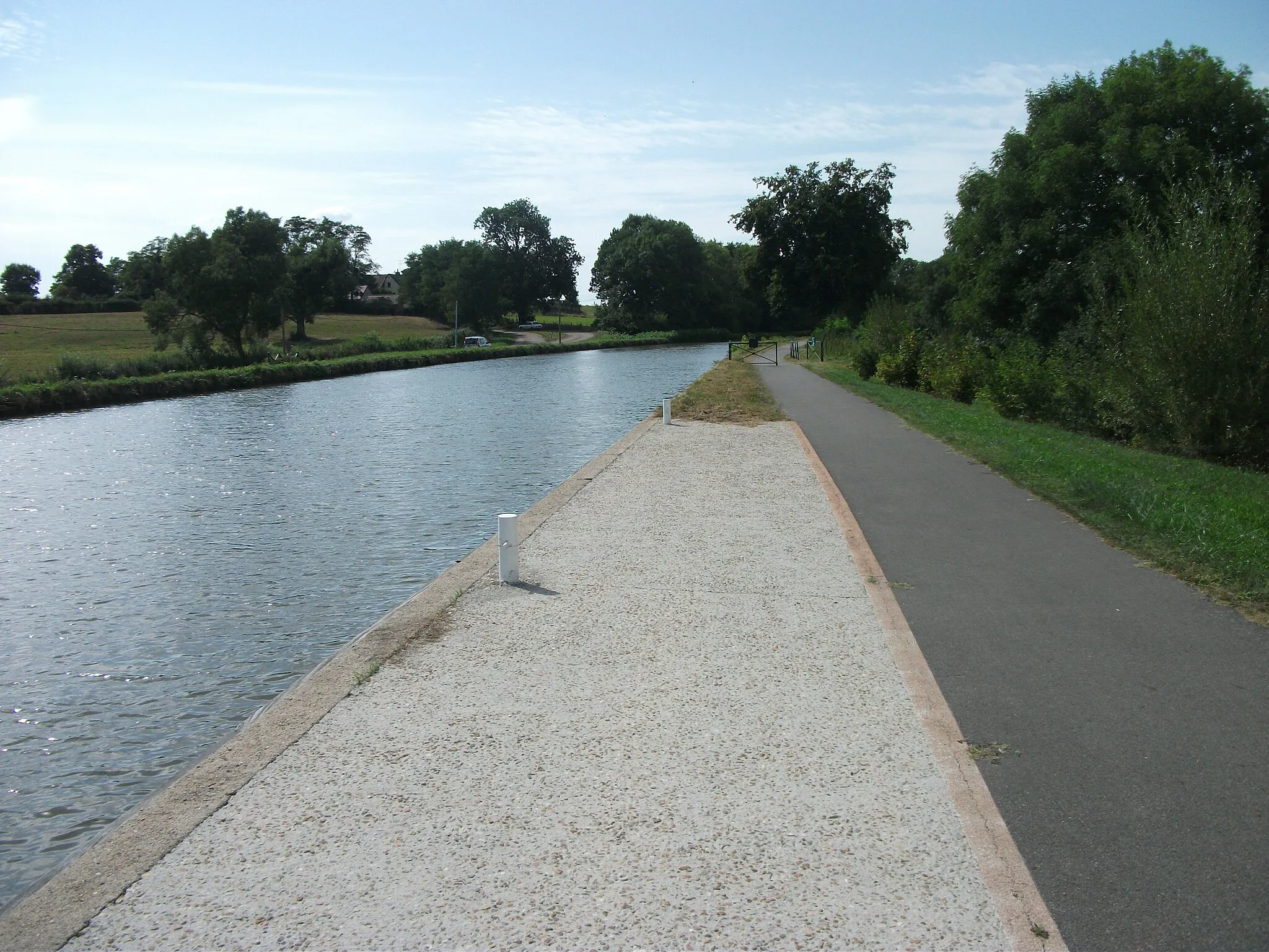 Photo showing: Canal Latéral à la Loire and Voie Verte Diou-Digoin in Coulanges, Allier [15051]. View west.