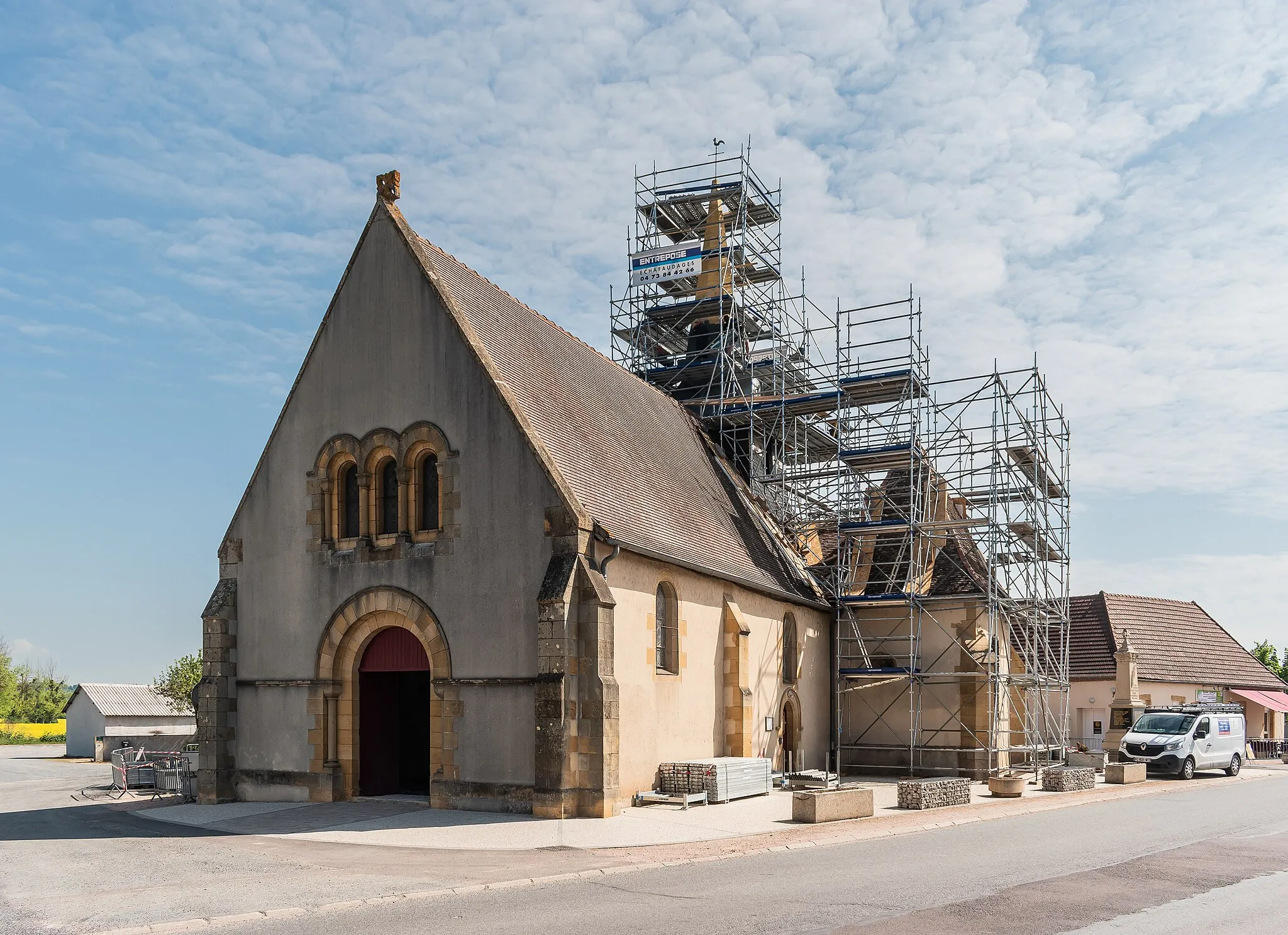 Photo showing: Saint Reverianus church in Coulanges during renovation, Allier, France