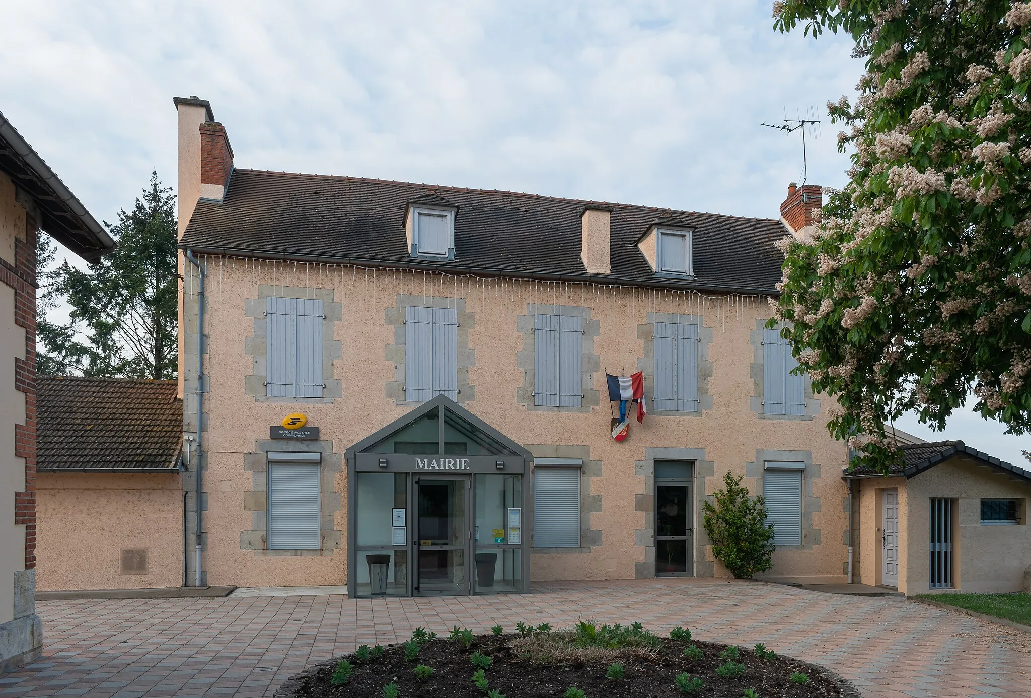 Photo showing: Town hall of Créchy, Allier, France