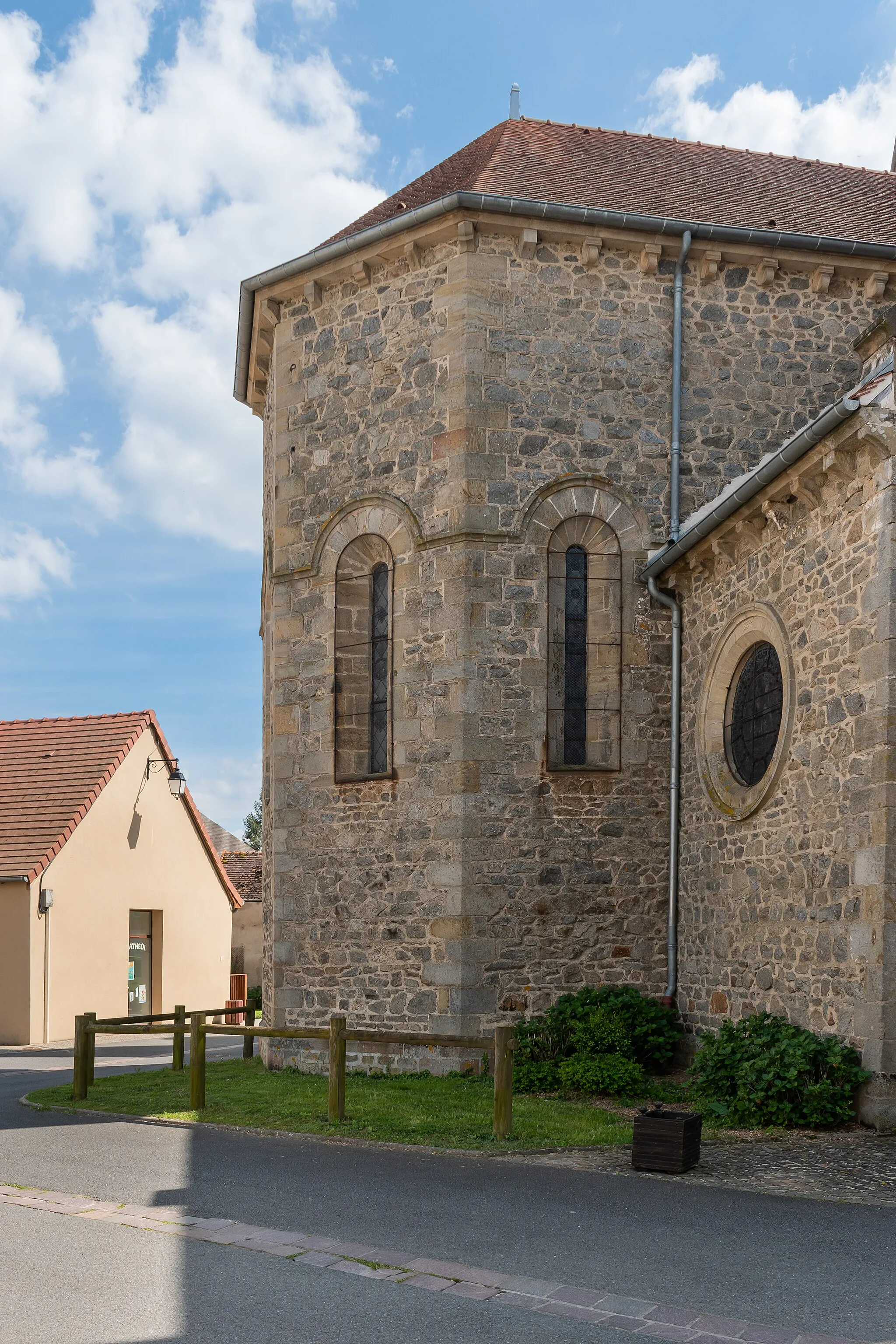 Photo showing: Saint Julien church in Cressanges, Allier, France