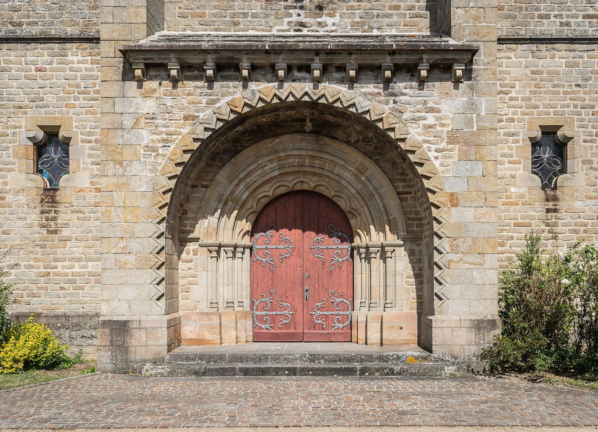 Photo showing: Portal of the Saint Julien church in Cressanges, Allier, France