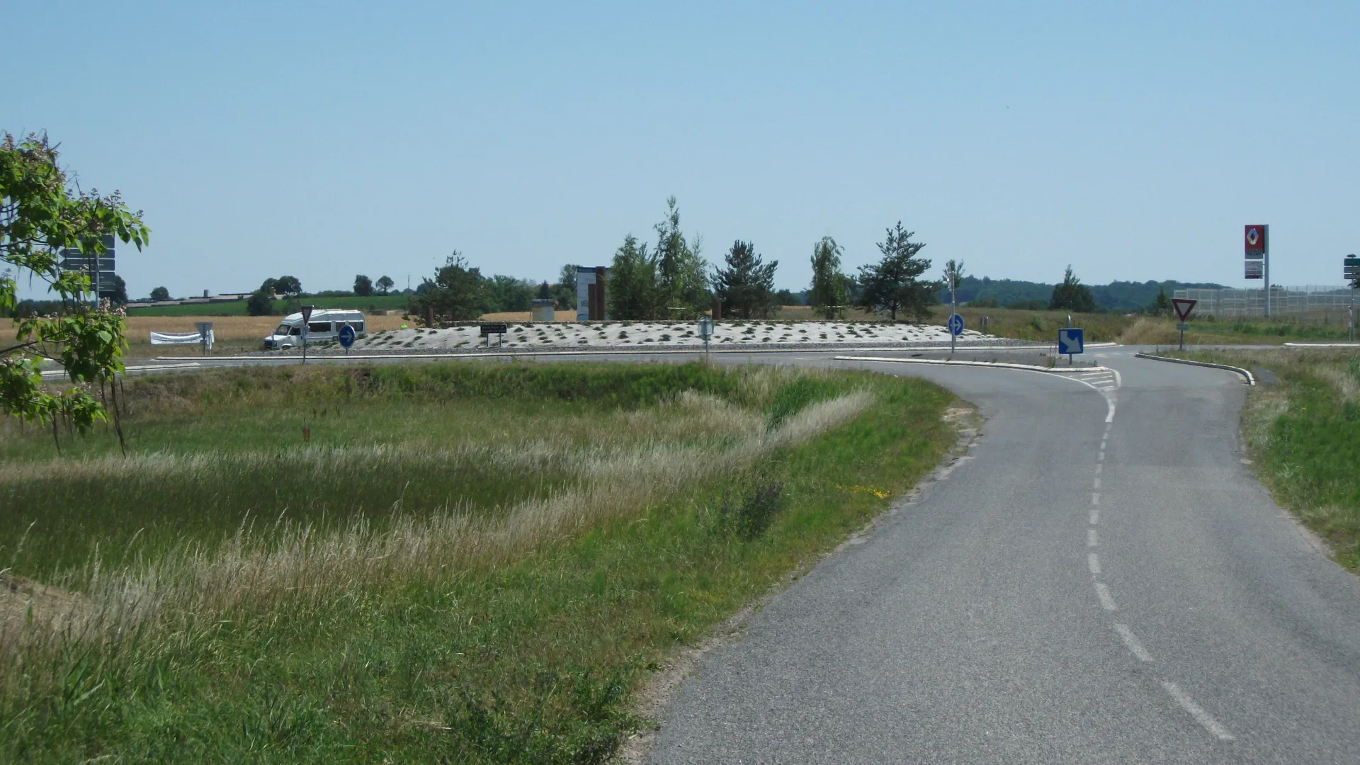 Photo showing: En français : Le Rond-Point de Creuzier-le-Neuf, porte d'entrée Nord de l'agglomération de Vichy. Directions :
Nord : N 209 (Moulins – Varennes-sur-Allier – Billy – Saint-Germain-des-Fossés)
Ouest : D 67 (A 719/A 71 – Vichy Ouest – Bellerive-sur-Allier – Saint-Rémy-en-Rollat)
Sud-Ouest : D 174 (Creuzier-le-Neuf)
Sud : D 2209 (Vichy Est – Cusset)
Est : D 907 (Mâcon – Montceau-les-Mines – Roanne – Lapalisse – Magnet) Aménagement paysager du carrefour giratoire en 2010, mais construit bien avant (1998 ?)