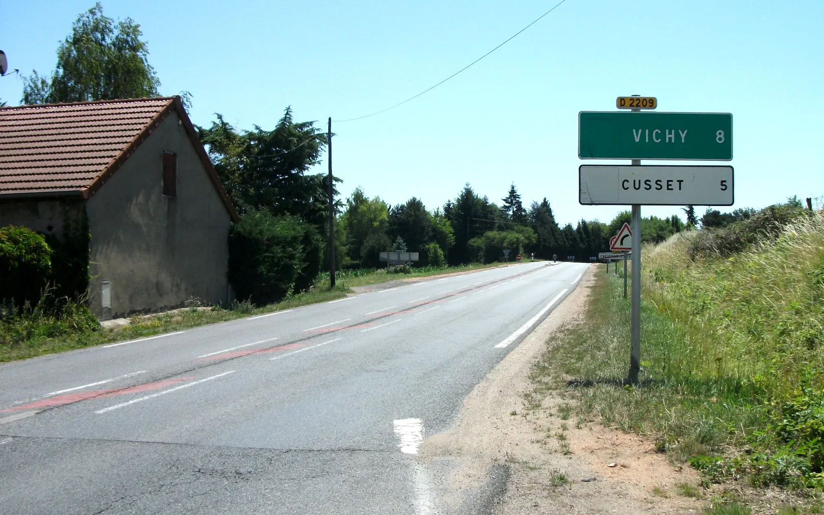 Photo showing: Departmental road 2209 at exit of Creuzier-le-Neuf, Allier, Auvergne, France, towards Vichy (directional road signs made in 1985).