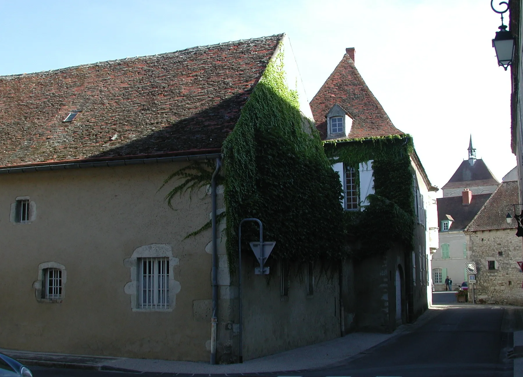 Photo showing: Ébreuil (Allier). Maison du XVe siècle. Communs et façade sur la rue Notre-Dame.