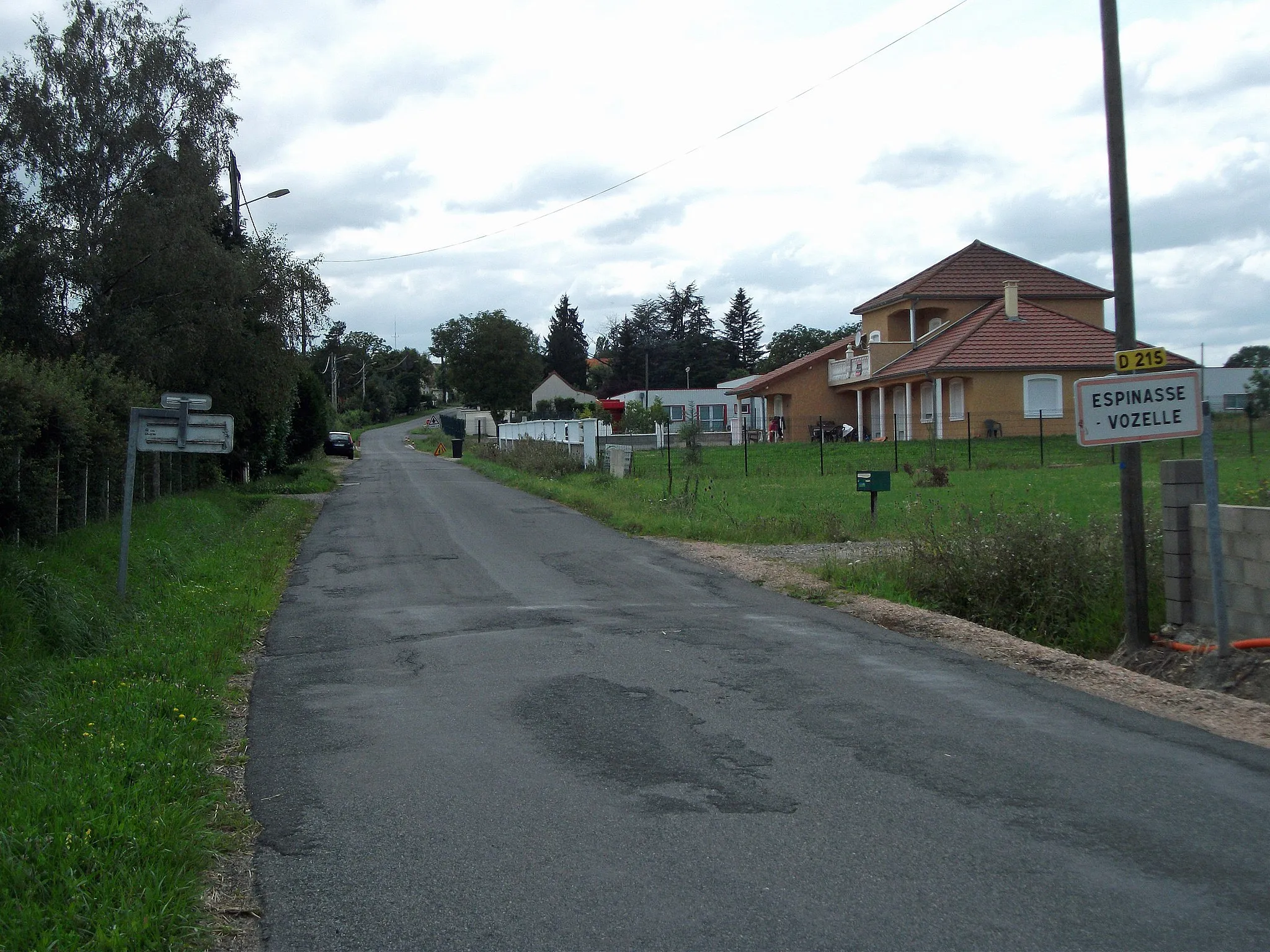 Photo showing: Espinasse-Vozelle : entrée par la route départementale 215 en provenance de Vichy.