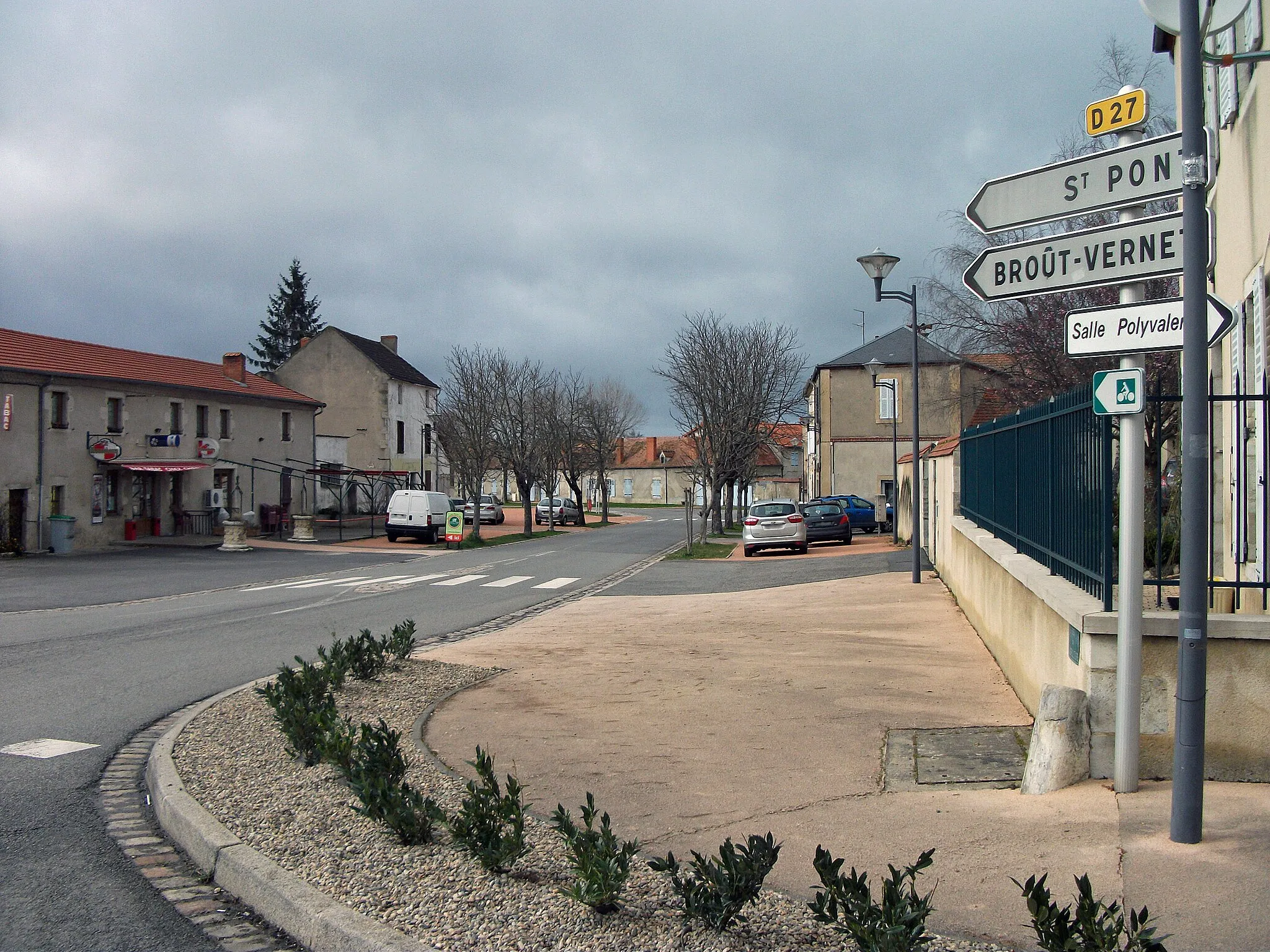 Photo showing: Departmental road 27 towards Saint-Pont and Broût-Vernet in Escurolles [10195]