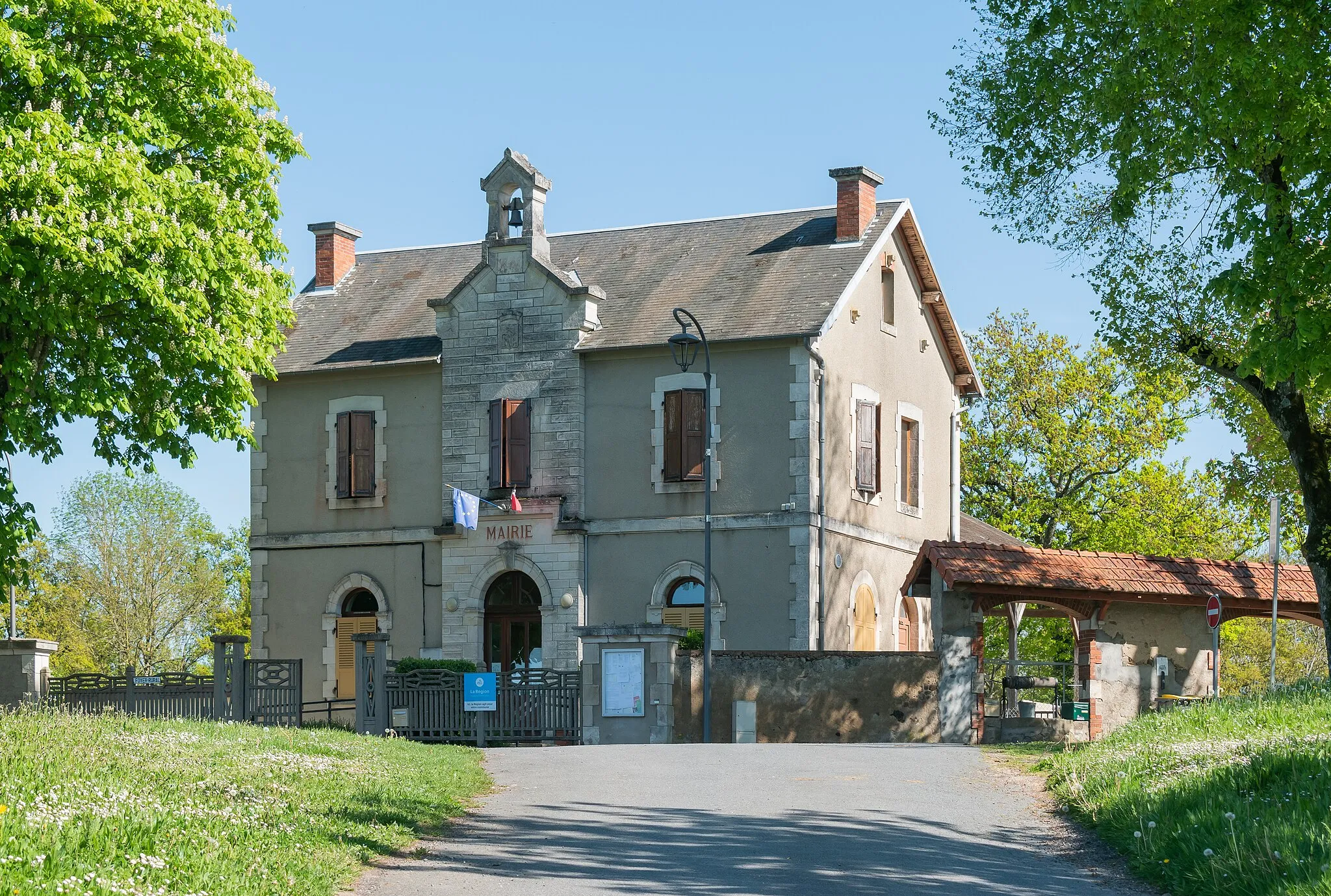 Photo showing: Town hall of La Petite-Marche, Allier, France