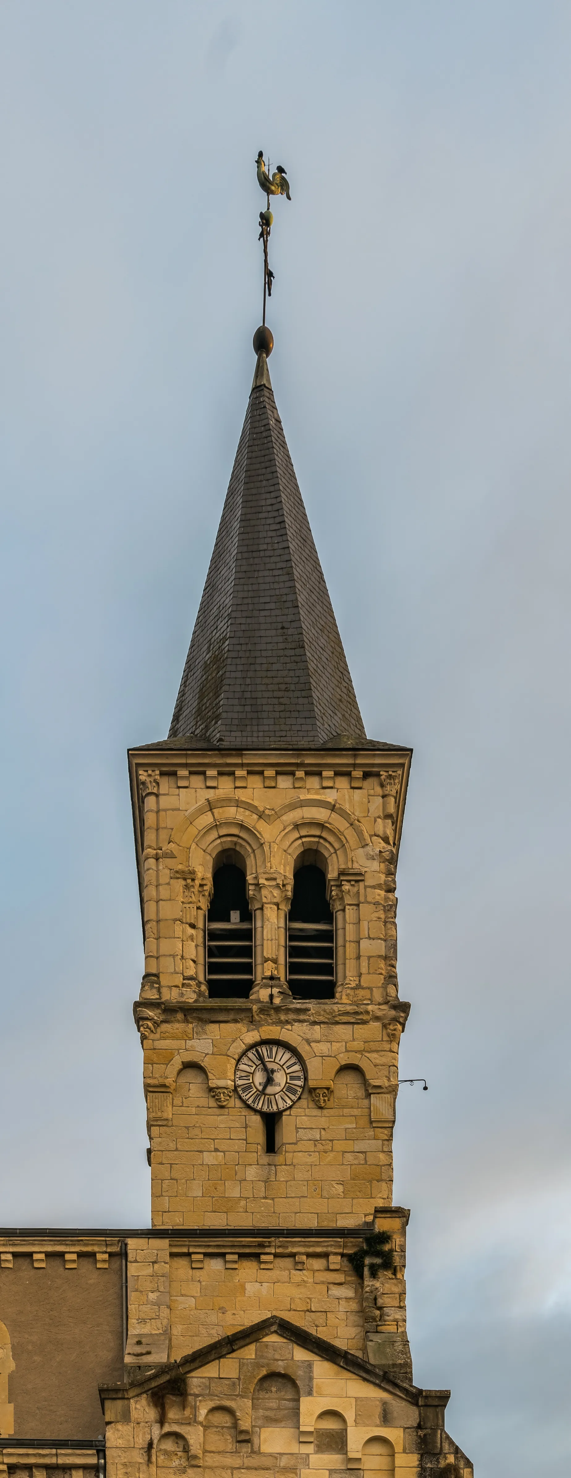 Photo showing: Bell tower of the Saint Maurice church of Le Donjon, Allier, France