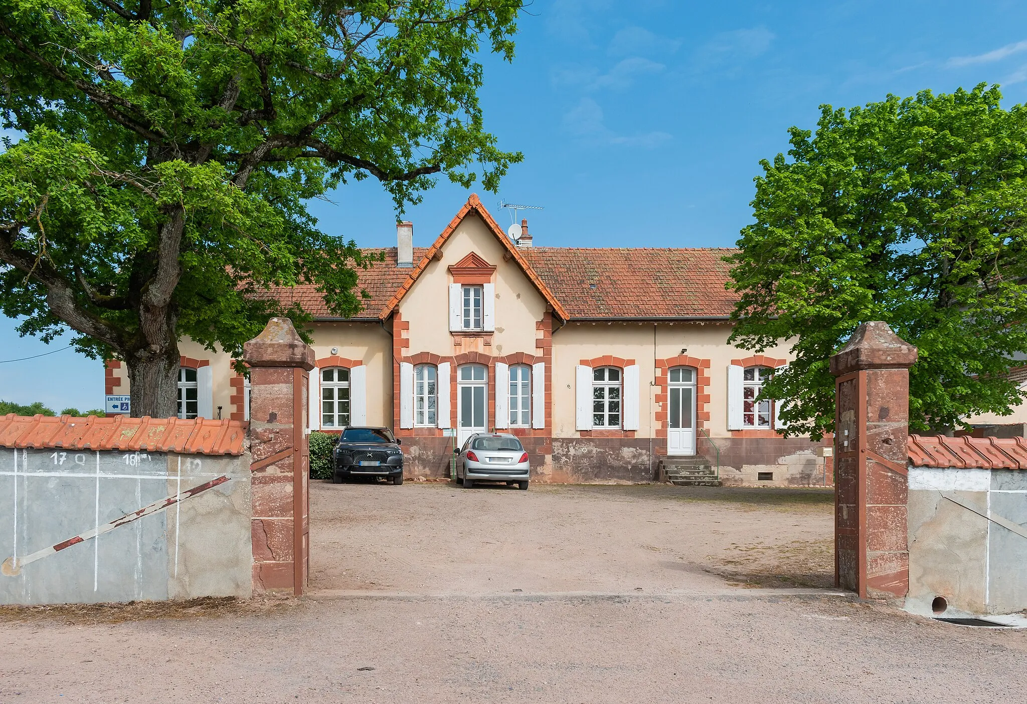 Photo showing: Town hall of Liernolles, Allier, France