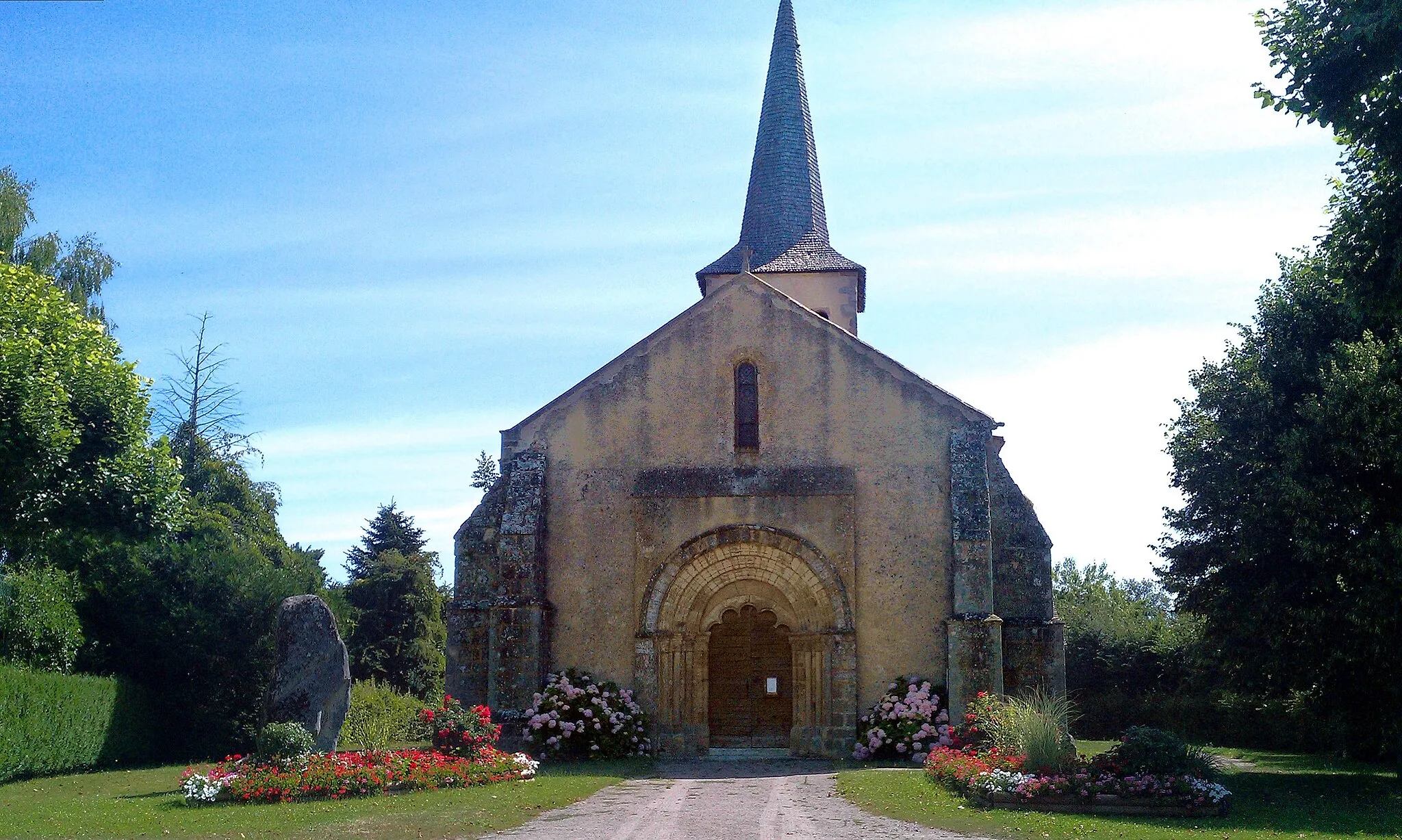 Photo showing: L'église de le Vilhain avec la pierre Chevriau (menhir) à gauche.