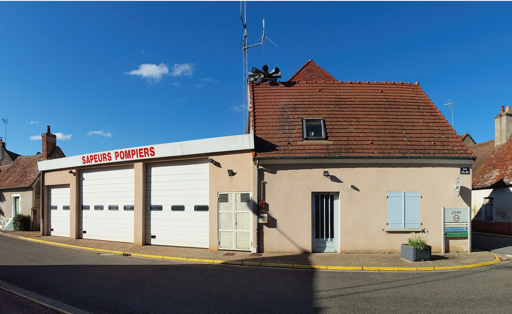 Photo showing: Le Veurdre (Allier, France)  ; caserne des sapeurs-pompiers