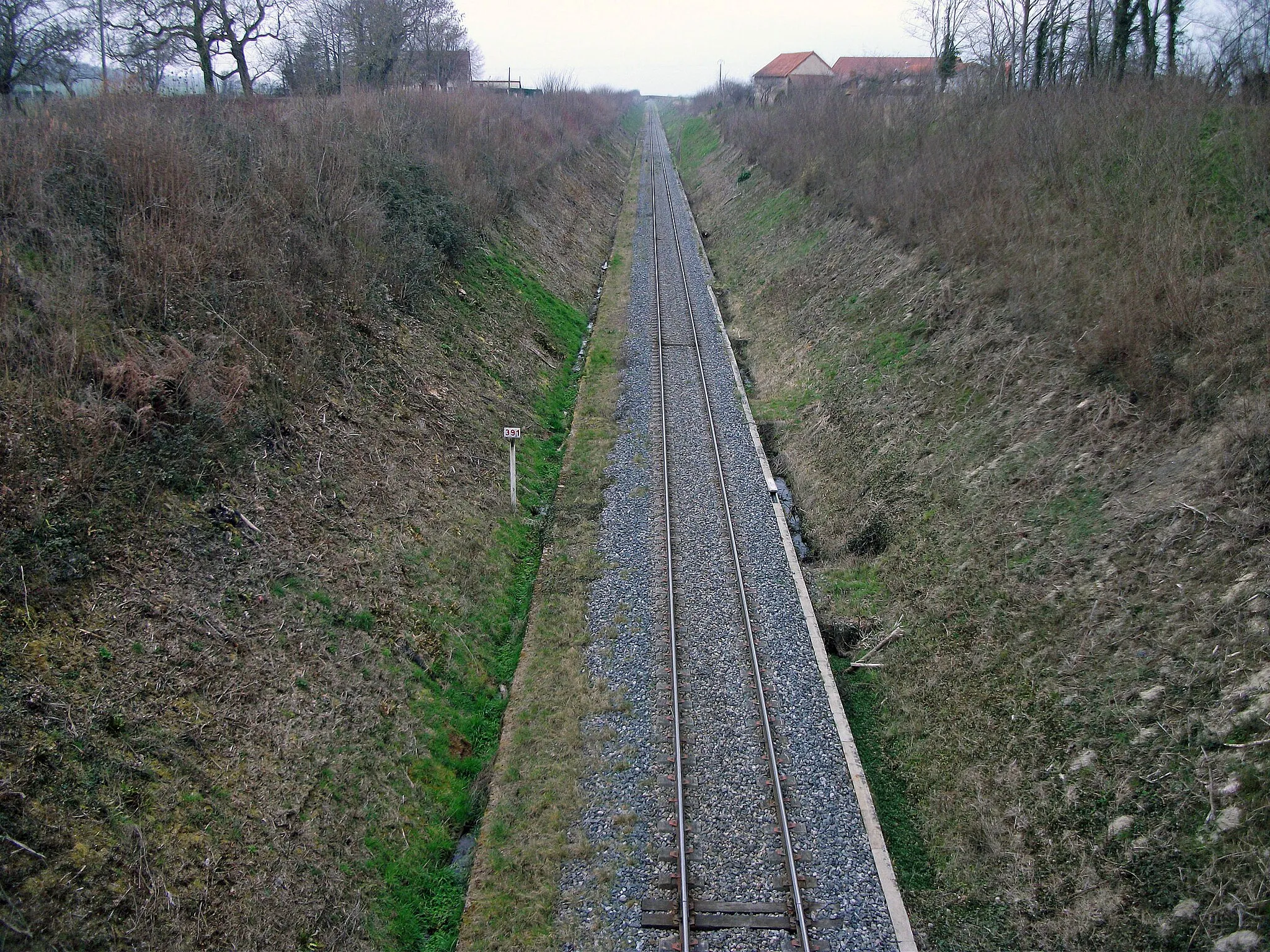 Photo showing: Commentry–Gannat railway in Mazerier, Allier, PK 391, direction Commentry [10529]