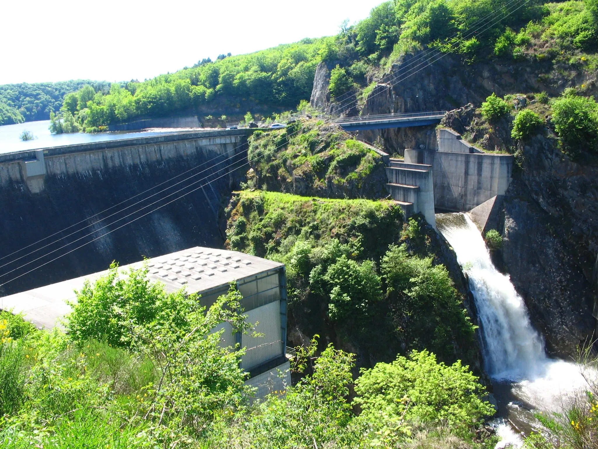 Photo showing: Le barrage de Rochebut (03) et son déversoir, depuis la rive droite de l'Allier.