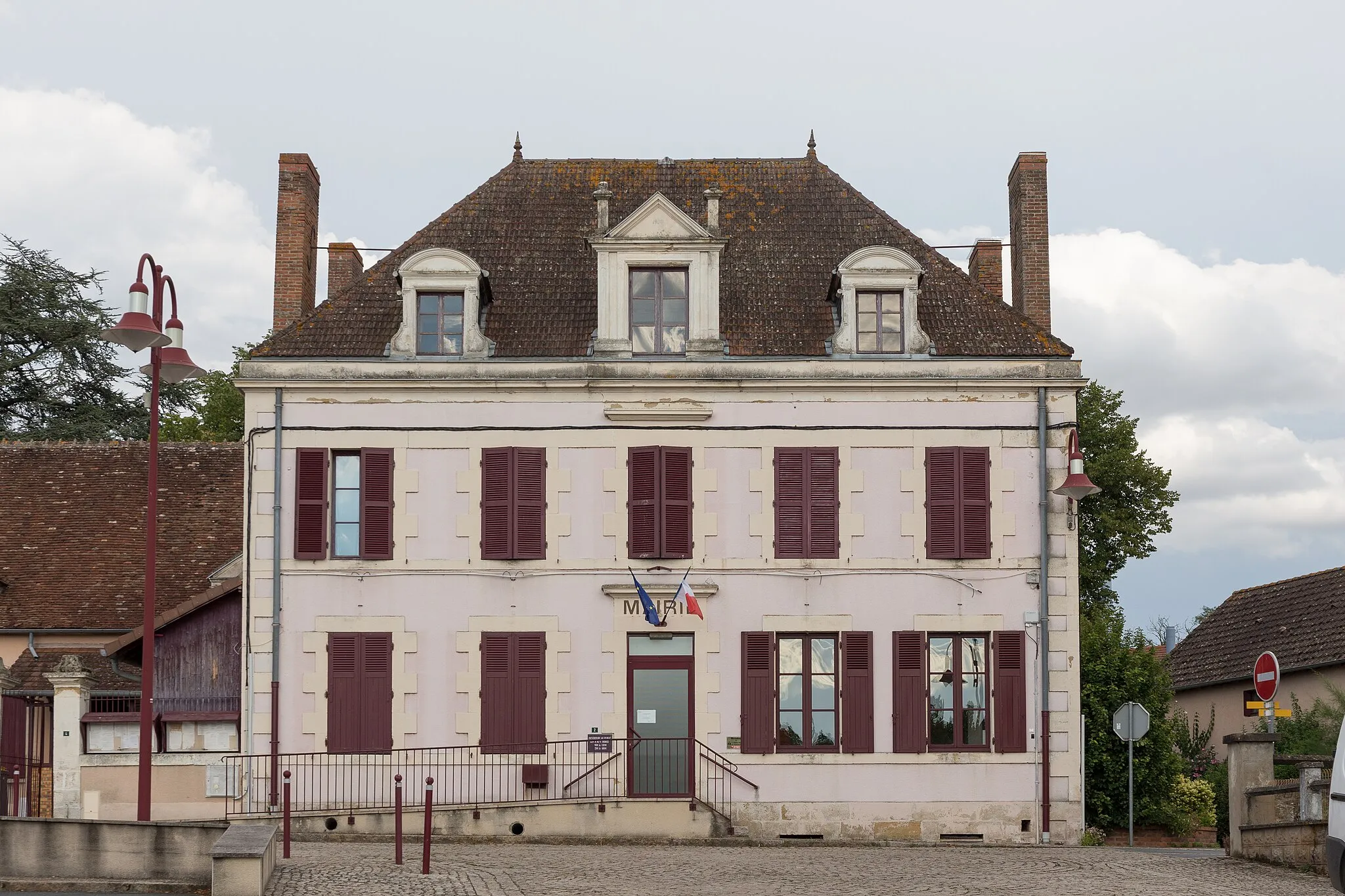 Photo showing: Town hall of Meaulne-Vitray.