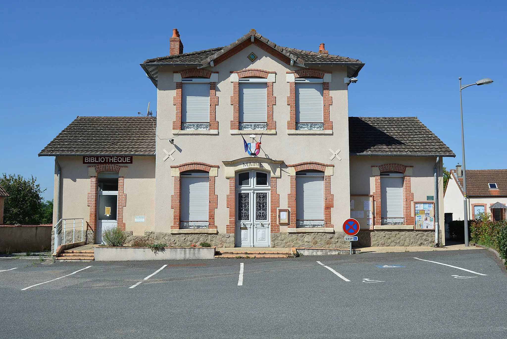 Photo showing: Mairie de Molles (Allier, Auvergne-Rhône-Alpes, France). Deux caméras de vidéoprotection sont installées sur les murs de la mairie.