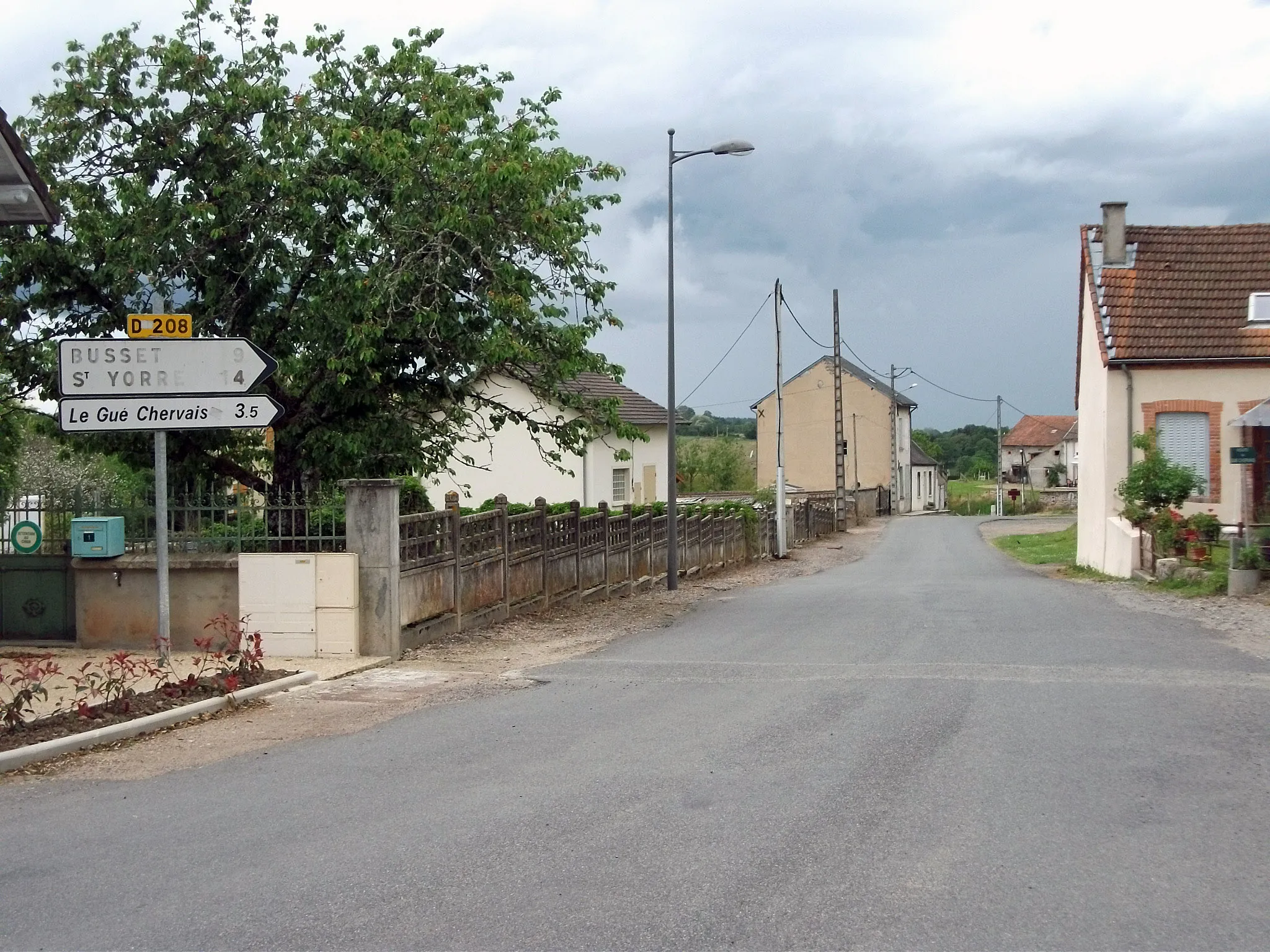 Photo showing: RD 208 à la sortie de Molles (route du Gué Chervais) en direction de Busset et Saint-Yorre. Panneaux à peine lisibles (datant de 1983)