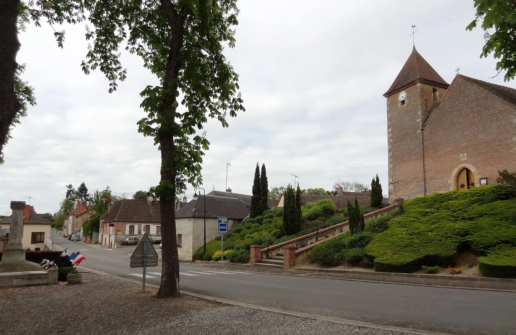 Photo showing: View of Paray-le-Frésil, Allier, France