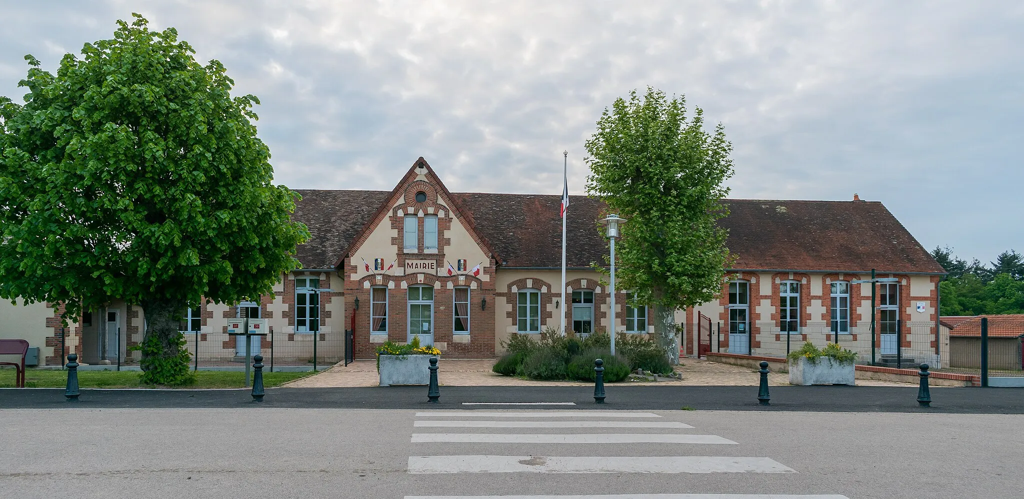 Photo showing: Town hall of Montoldre, Allier, France