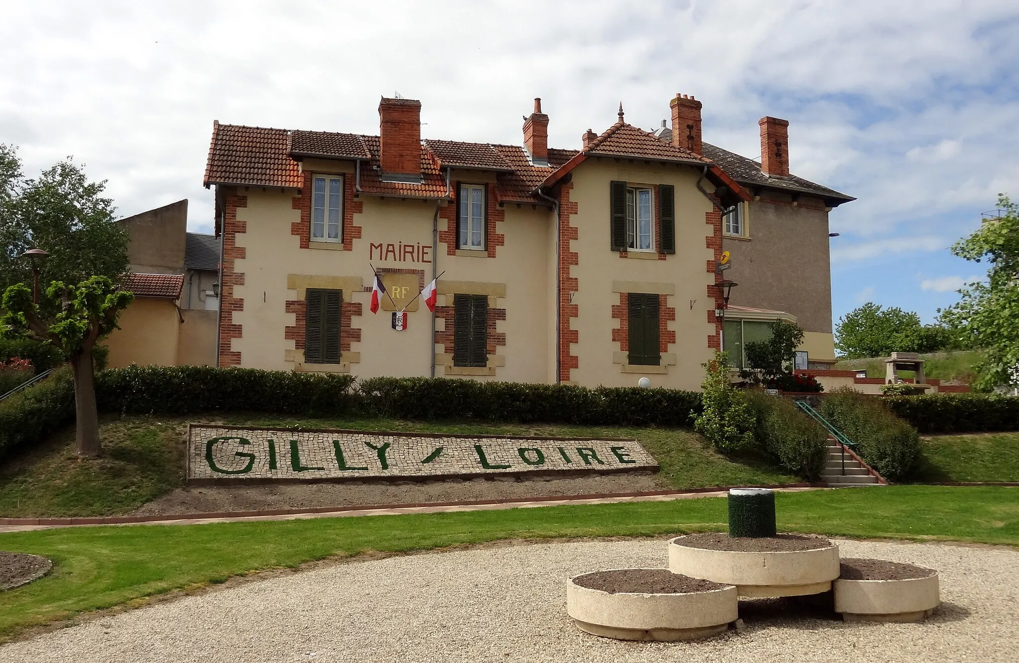 Photo showing: Gilly-sur-Loire town hall, France