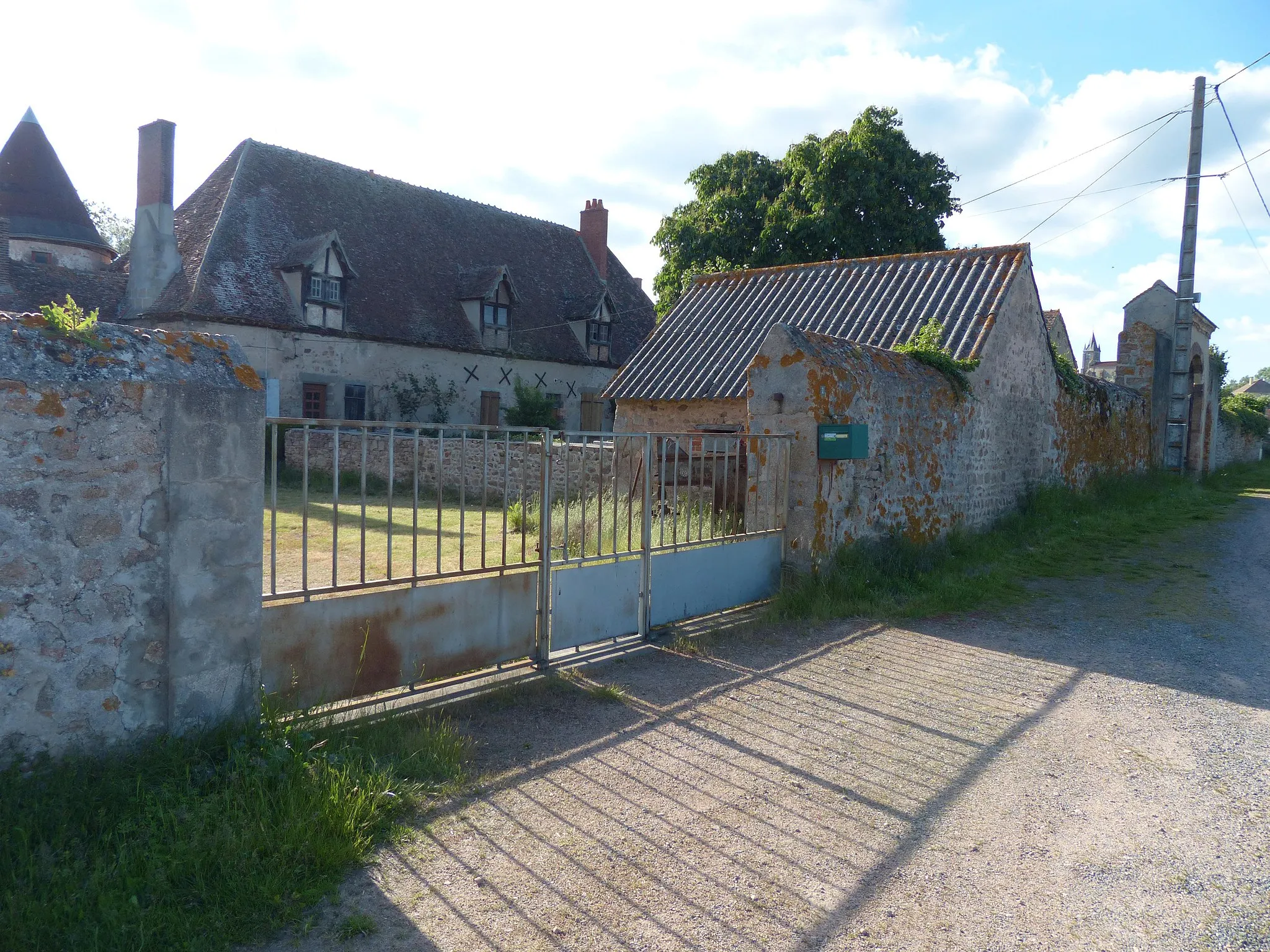 Photo showing: Château de Quinssaines, Allier (France). Façade est sur cour.