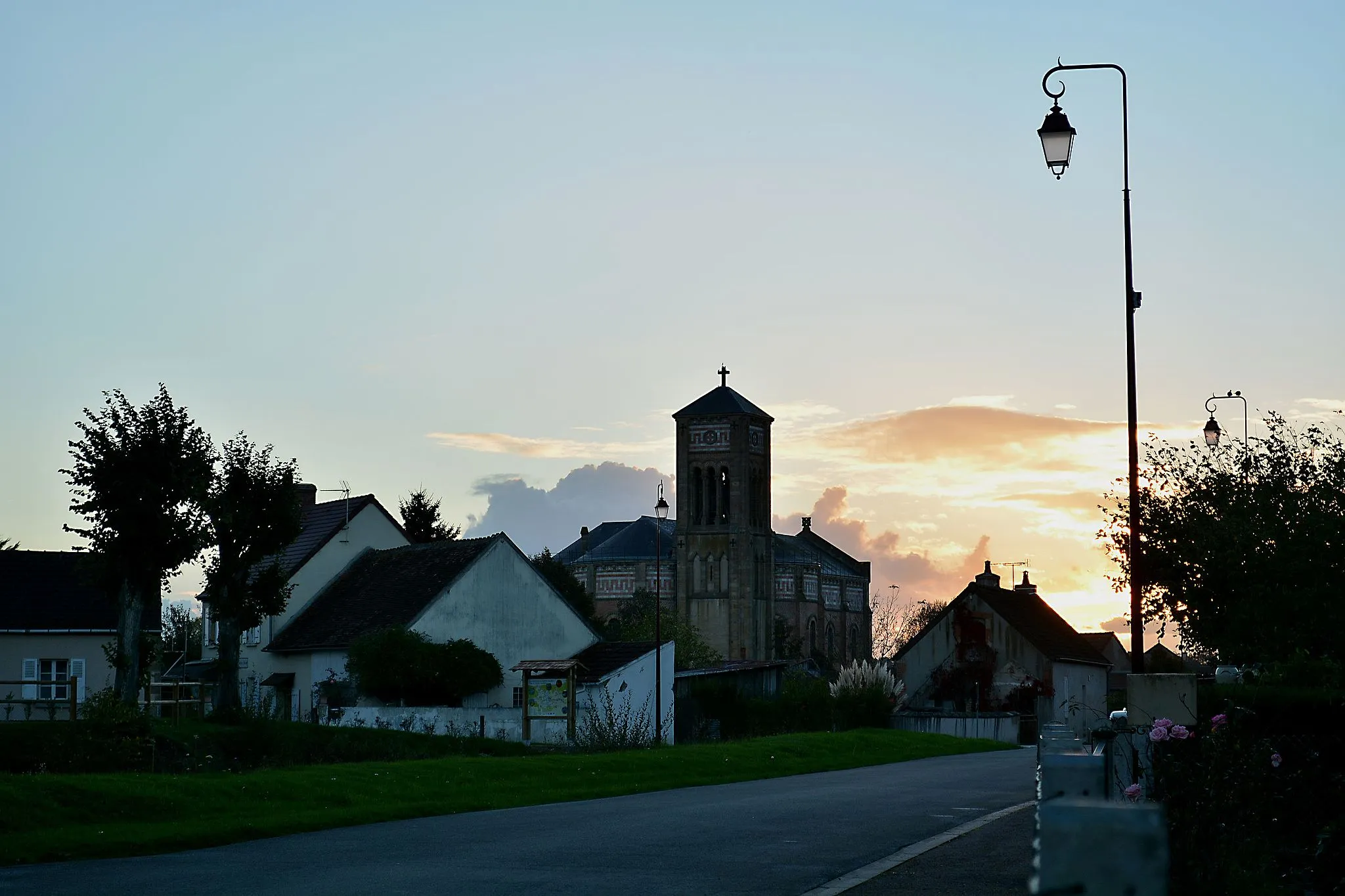 Photo showing: Cette photo est prise au soleil couchant.Nous voyons l'église qui a un style tout a fait particulier et qui est construite en briques rouges.