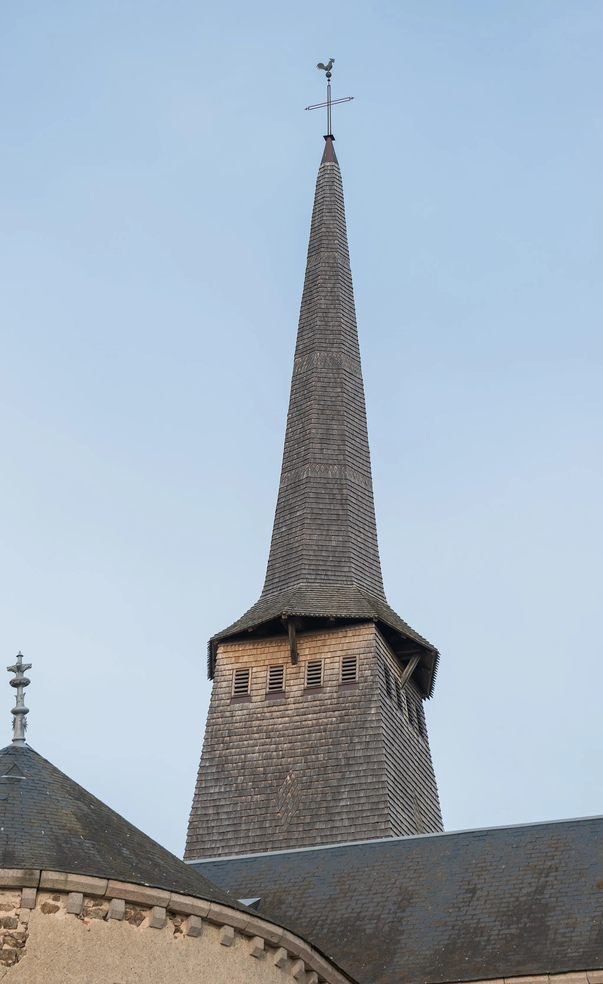 Photo showing: Bell tower of the Saint Salvere church in Saint-Sauvier, Allier, France