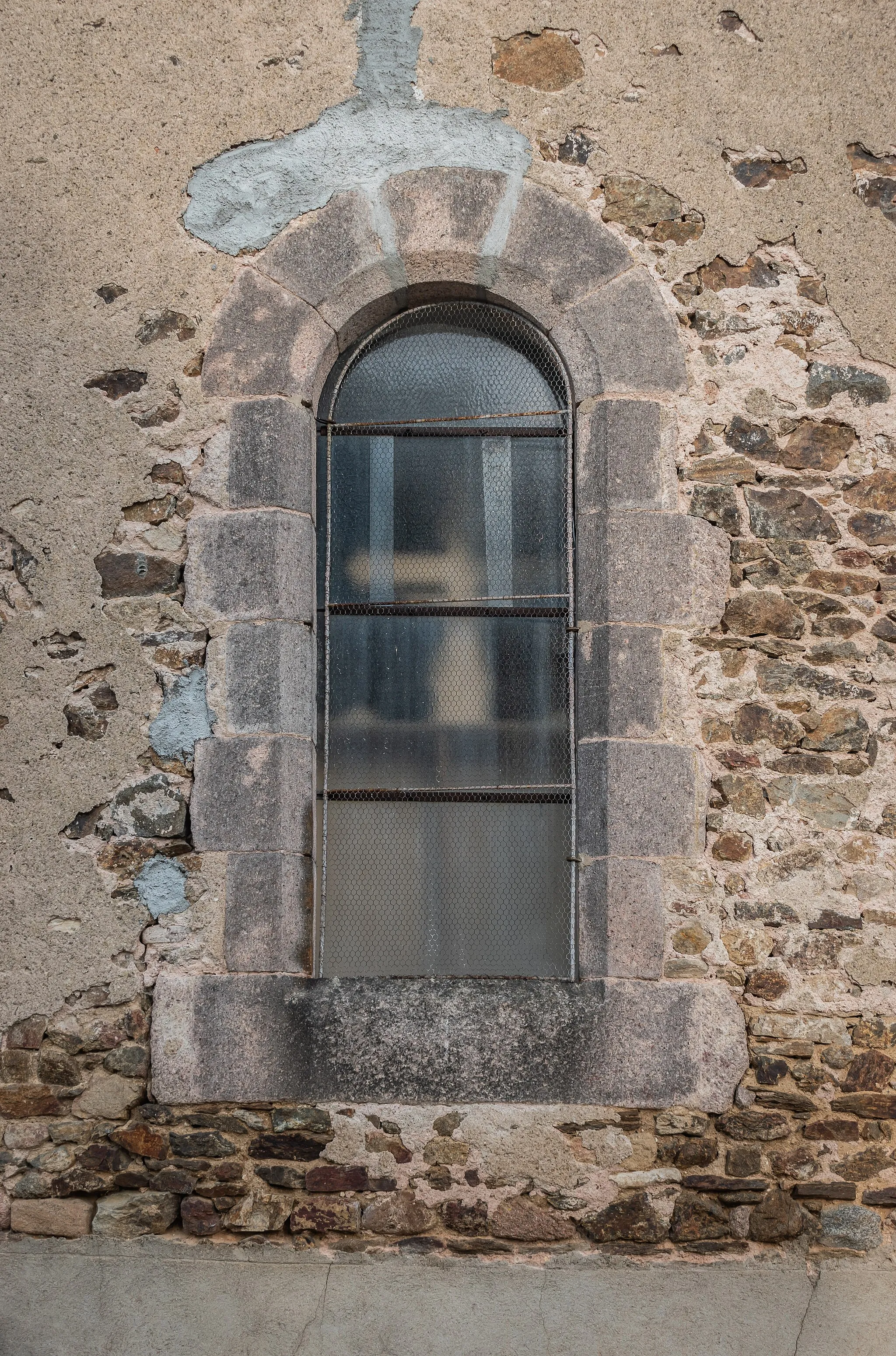 Photo showing: Window of the Saint Salvere church in Saint-Sauvier, Allier, France