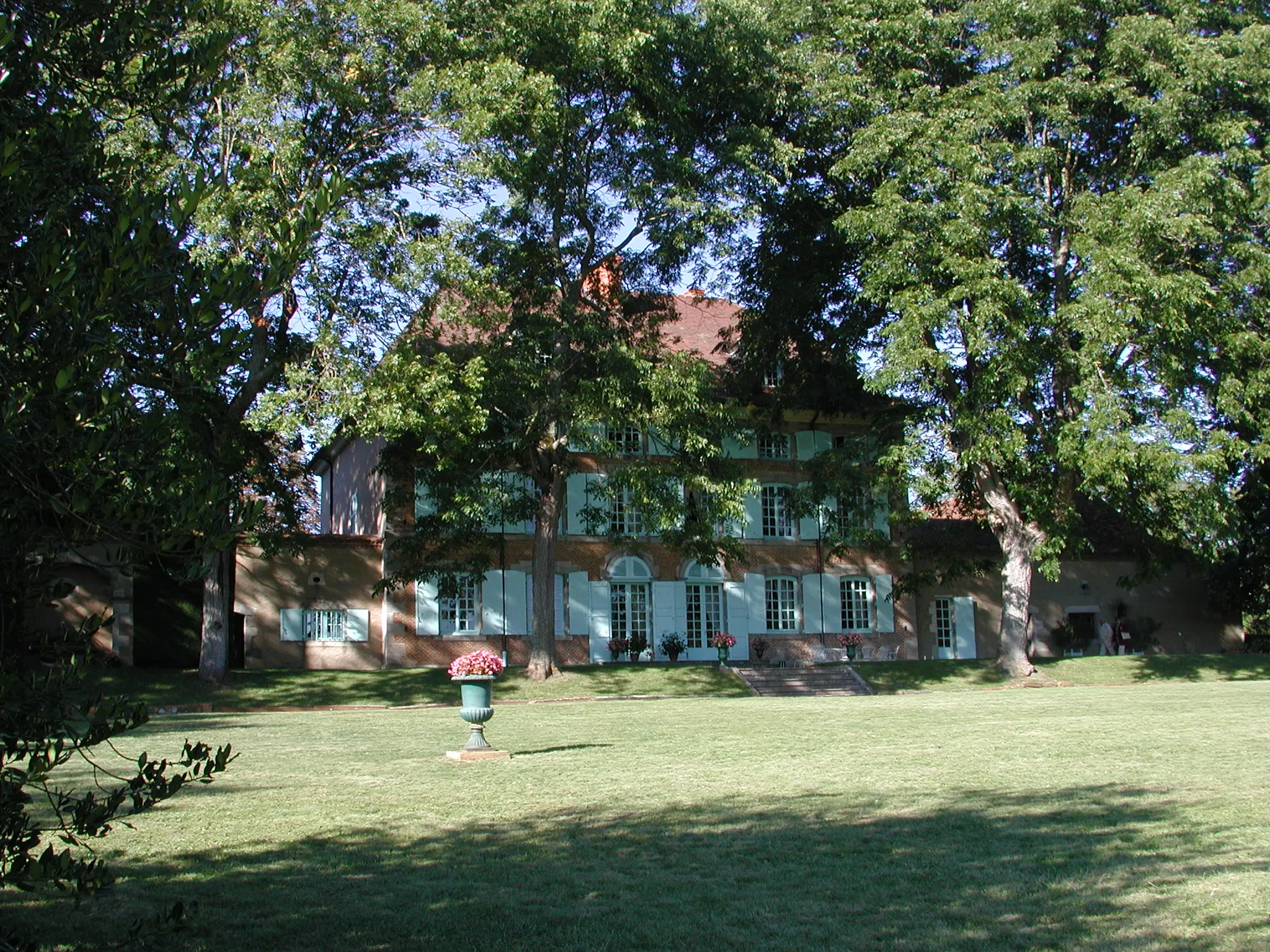 Photo showing: Château de Saint-Pont (Allier, France). Façade sur parc (sud).