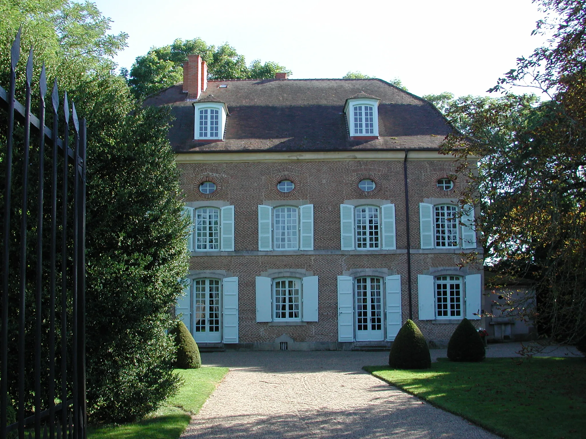 Photo showing: Château de Saint-Pont (Allier, France). Façade sur cour (nord).