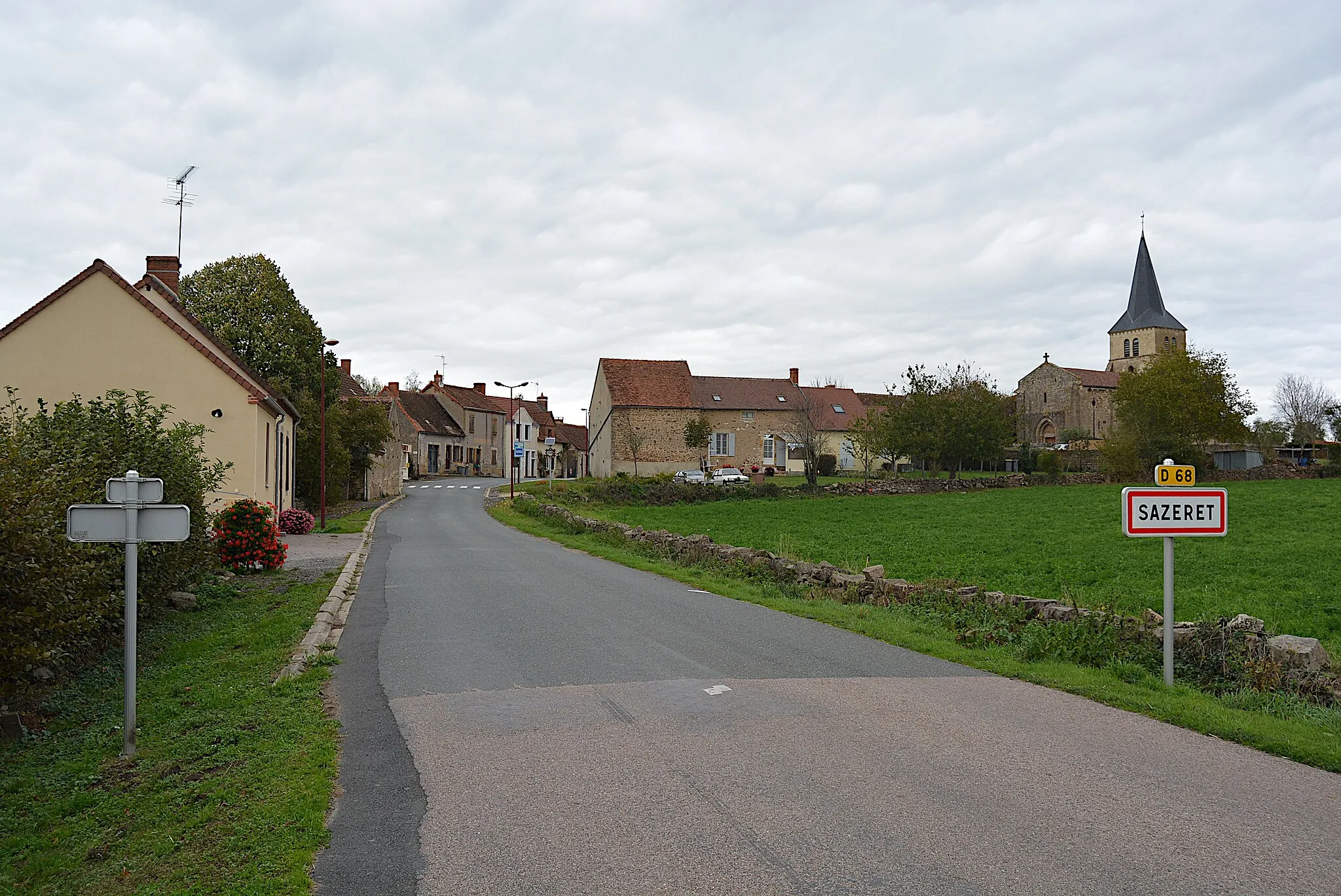 Photo showing: Entrance of Saulzet, Allier, Auvergne-Rhône-Alpes, France, from Montmarault, by departmental road 68.