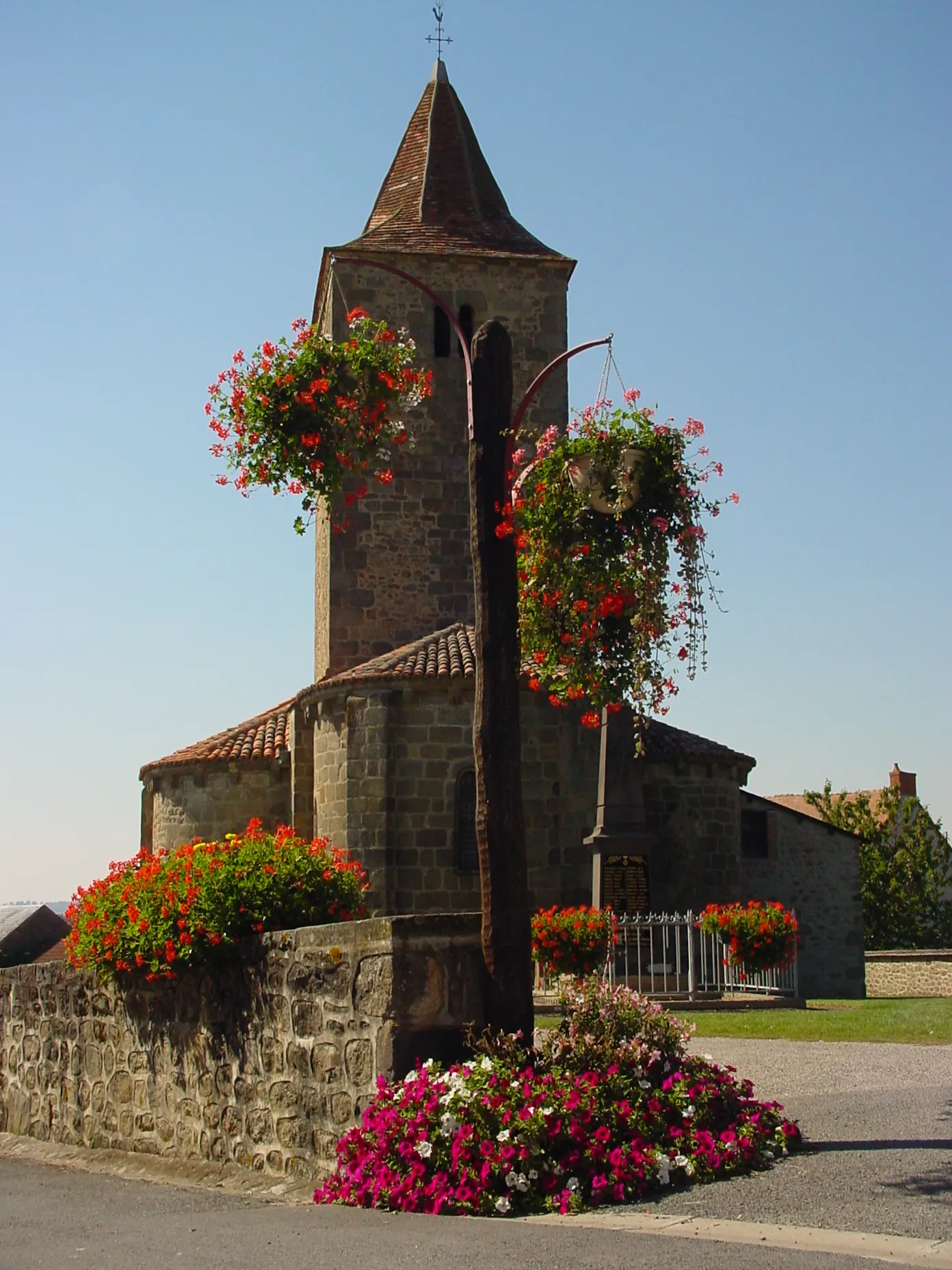 Photo showing: La place Saint Julien, l'église et des suspensions fleuries