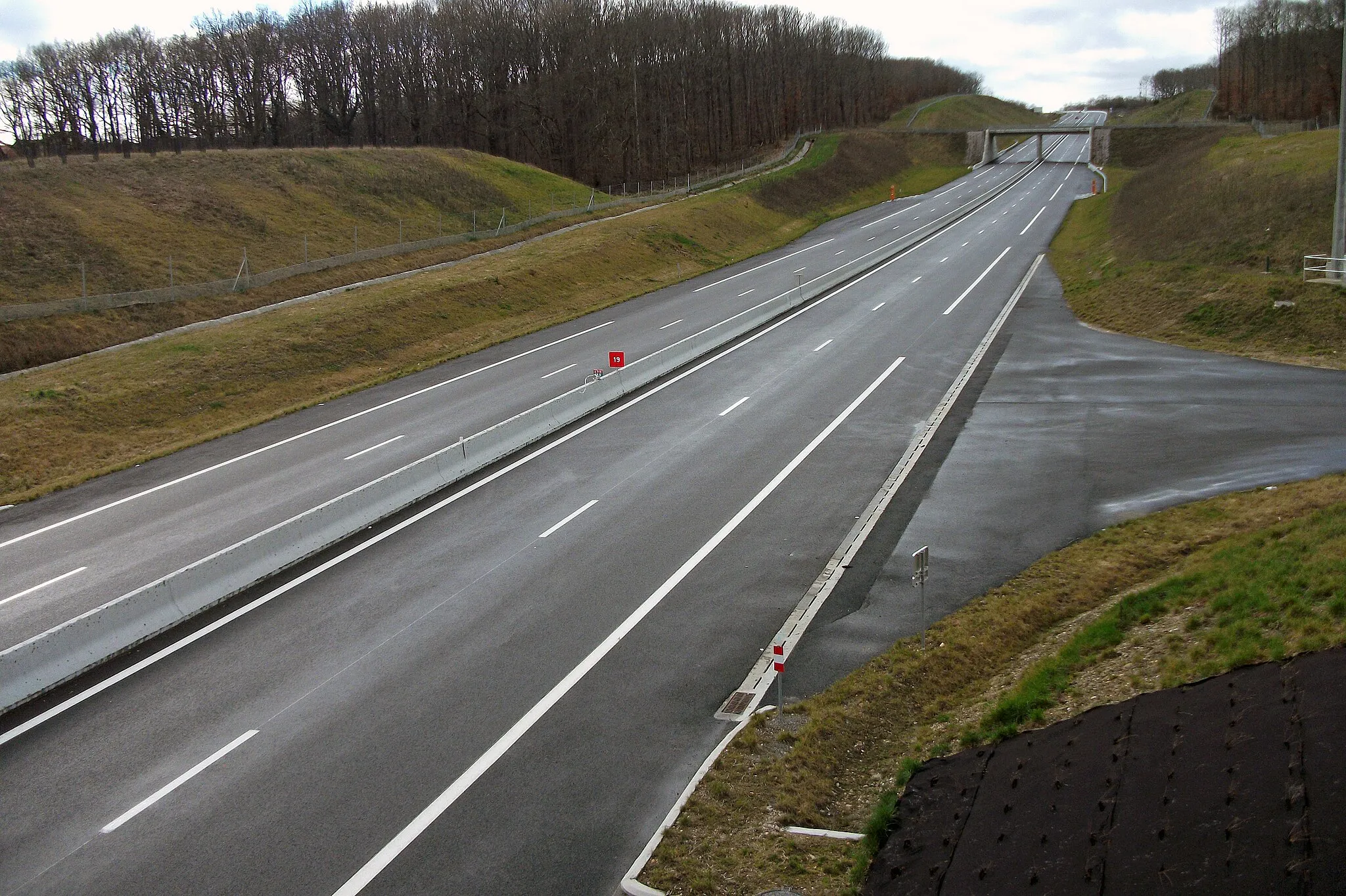 Photo showing: A719 autoroute, direction Montluçon, Clermont-Ferrand and Riom, from the bridge of the departmental road 279 in Vendat [10187]