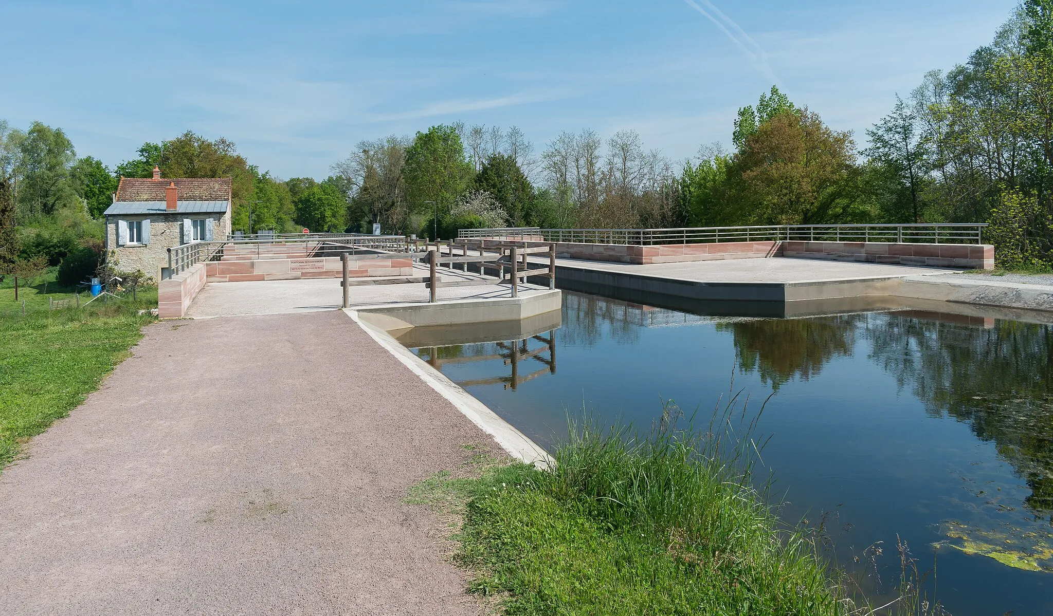 Photo showing: Pont-canal de Chantemerle in Vaux, Allier, France