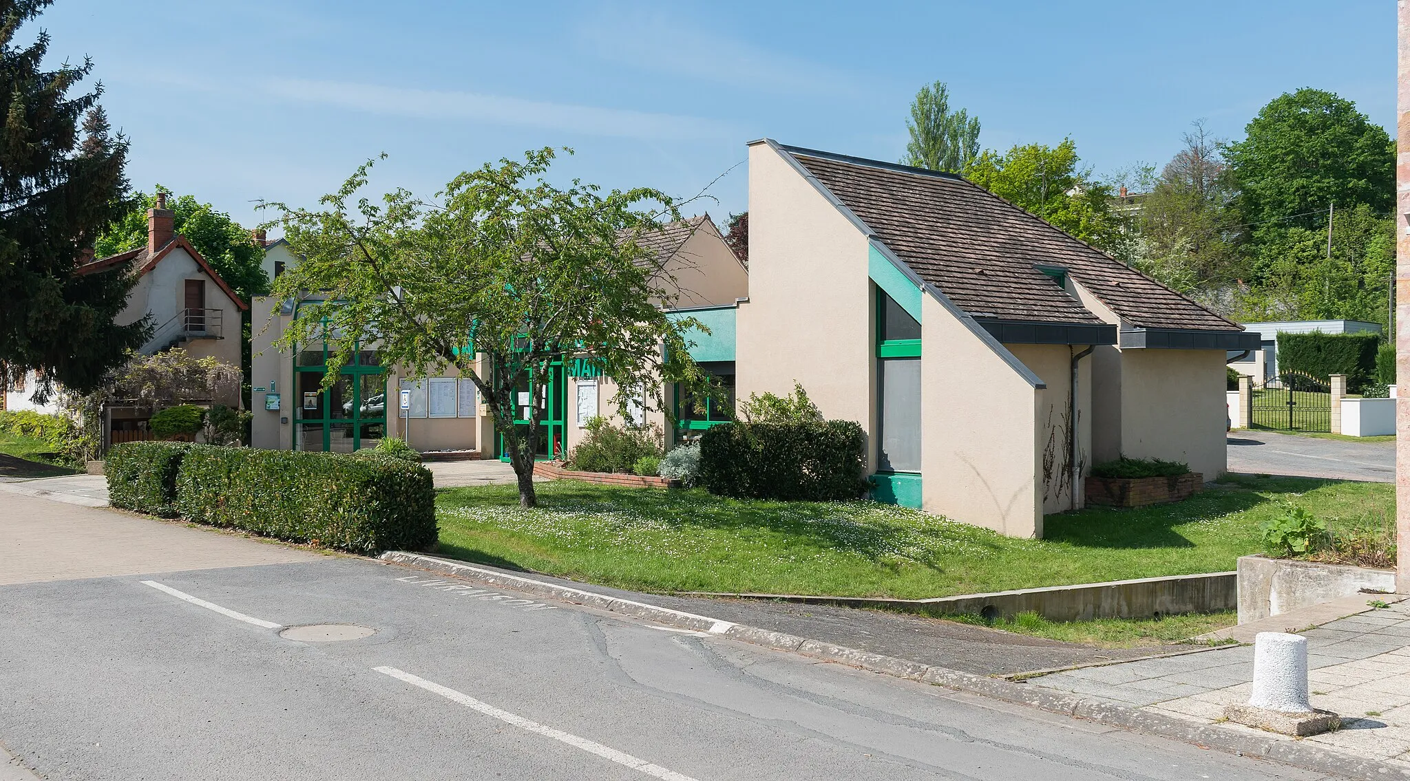 Photo showing: Town hall of Vaux, Allier, France