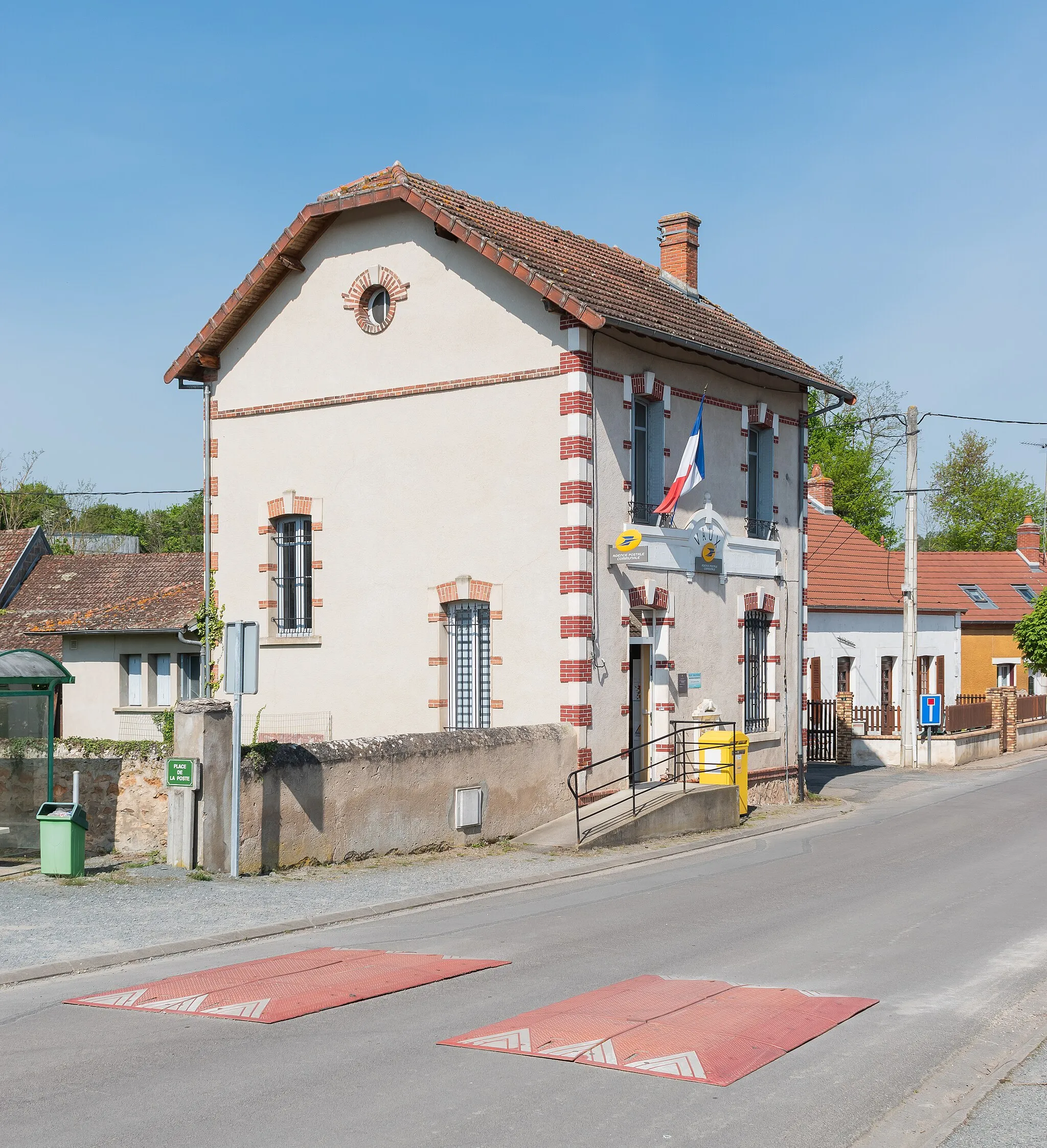 Photo showing: Post office in Vaux, Allier, France