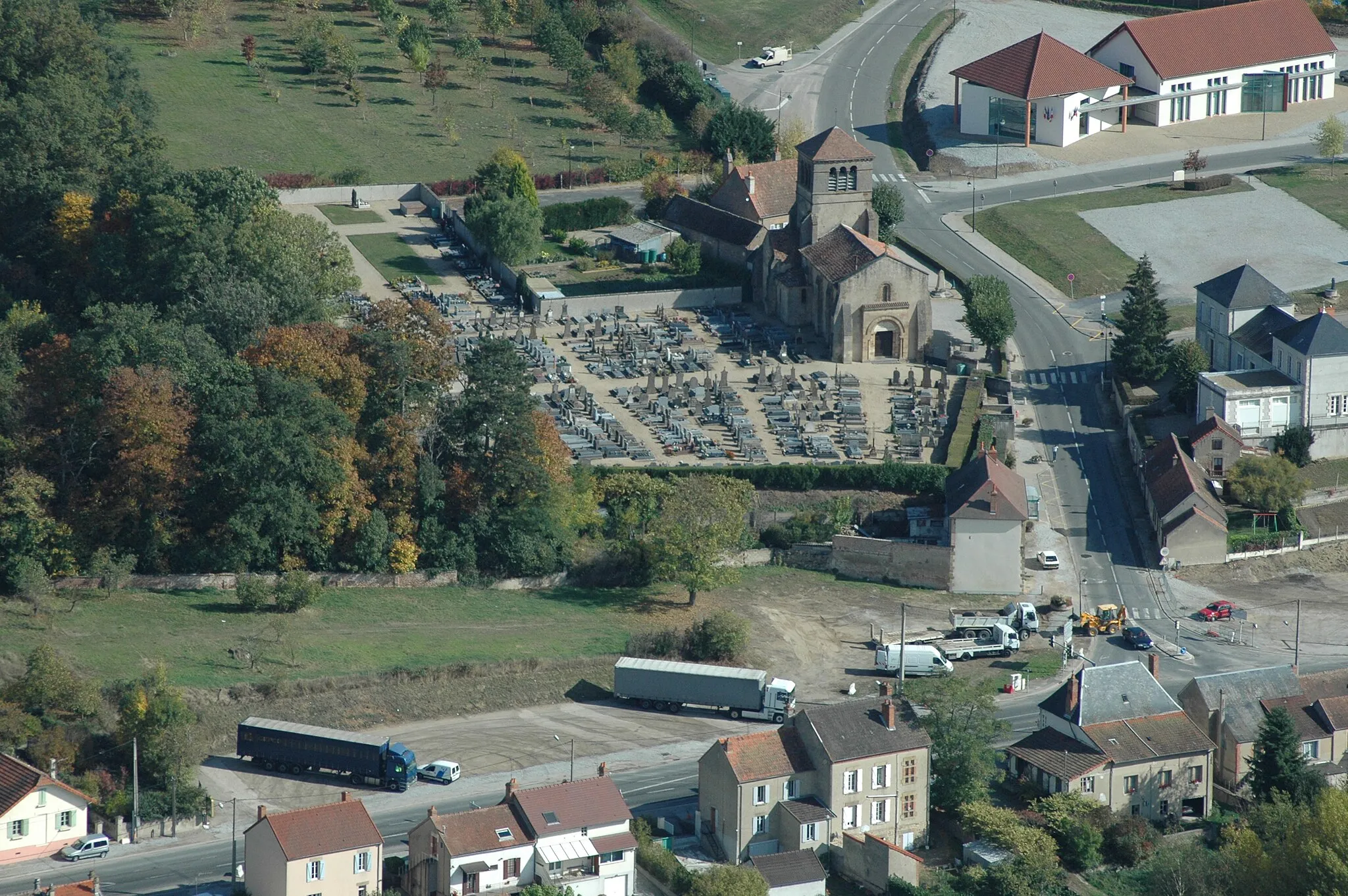 Photo showing: Vue sur Toulon-sur-Allier : son église, et son espaces publics.