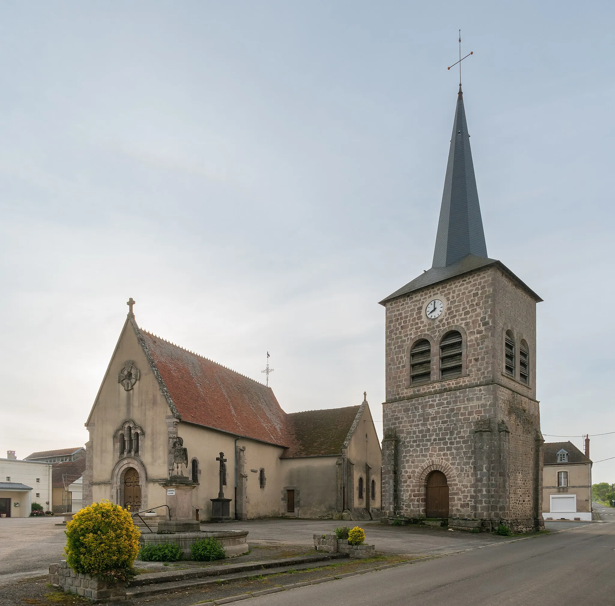 Photo showing: Saint Julian church & bell tower of the old Saint Gervasius in Treignat, Allier, France