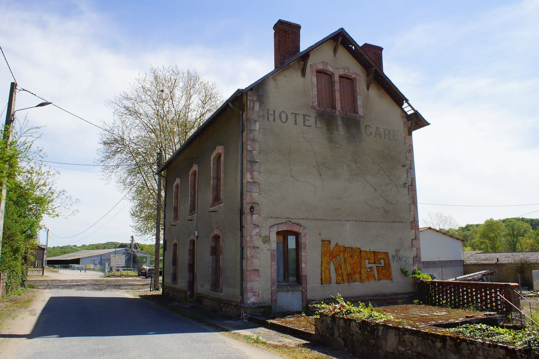 Photo showing: Façade et pignon de l'ancien hôtel de la gare à côté de la cour de la gare.