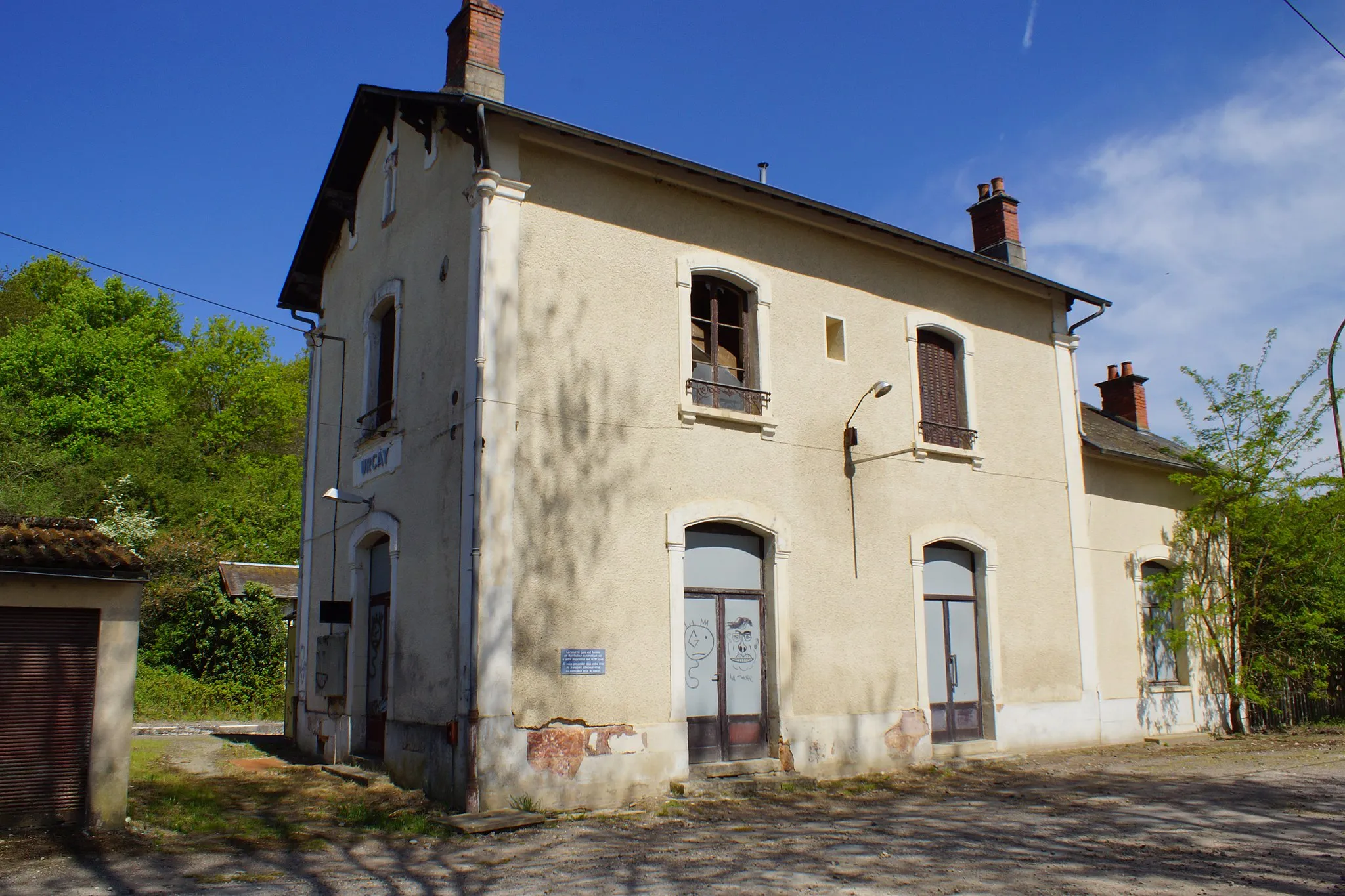 Photo showing: L'entrée de la halte à côté de l'ancien bâtiment voyageurs.