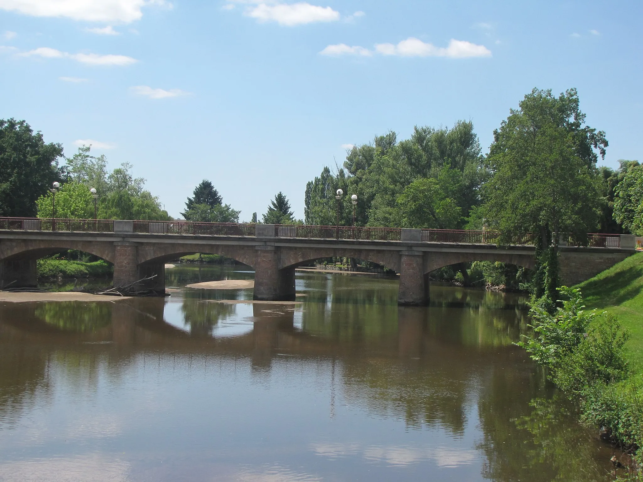 Photo showing: Pont sur l'Aumance - Entrée du village de Meaulne (03360)