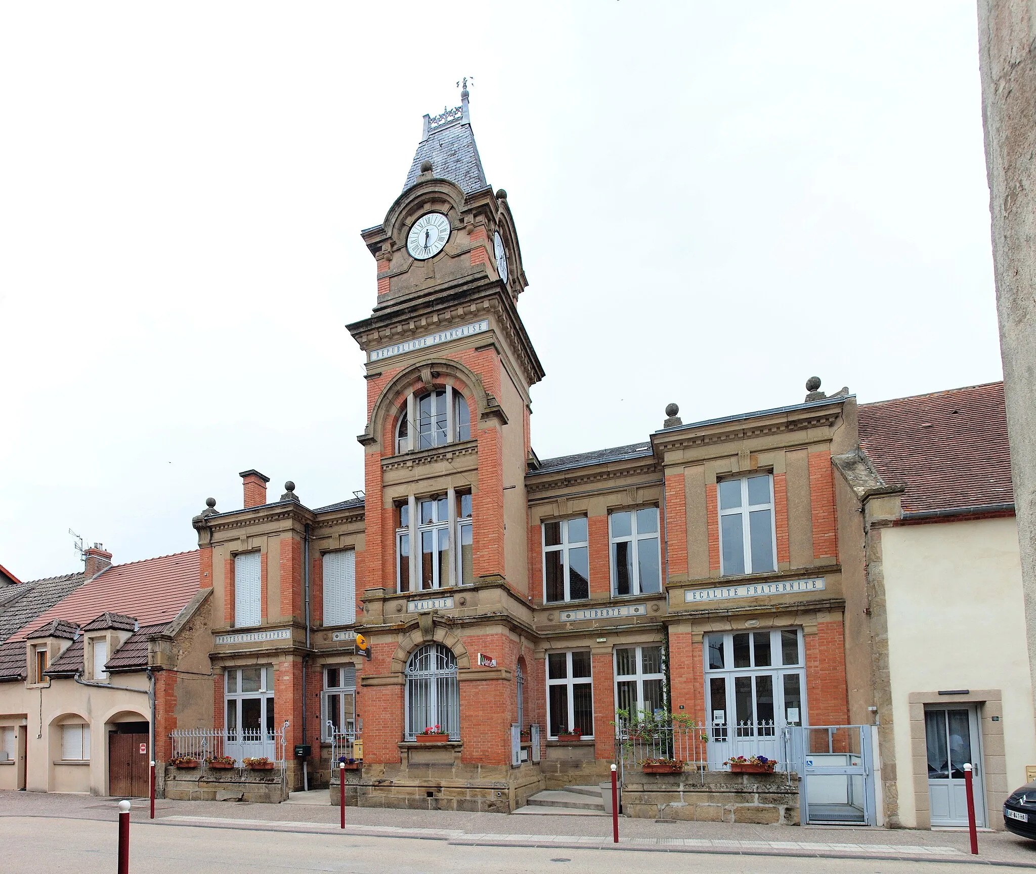 Photo showing: Mairie d'Ygrande (Allier, France)