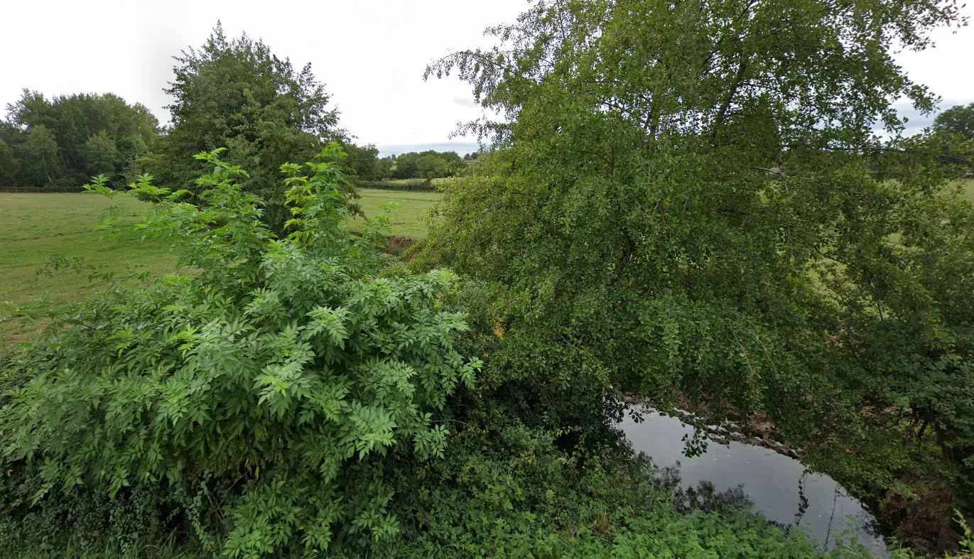 Photo showing: Le Bardon, affluent de l'Arçon et sous-affluent de la Loire, au pont Rigon (route des Varennes) sur la commune de Vivans (département de la Loire). Vue vers l'aval et vers l'est.