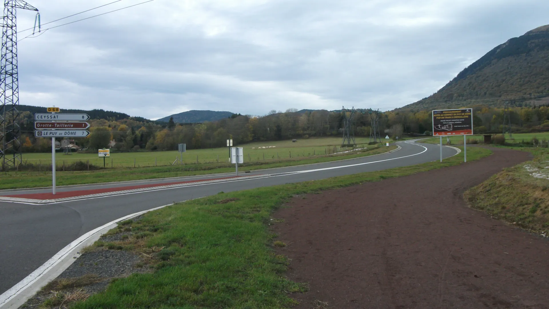 Photo showing: Departmental road 68 towards Ceyssat, Grotte-Taillerie, Le Puy de Dôme.