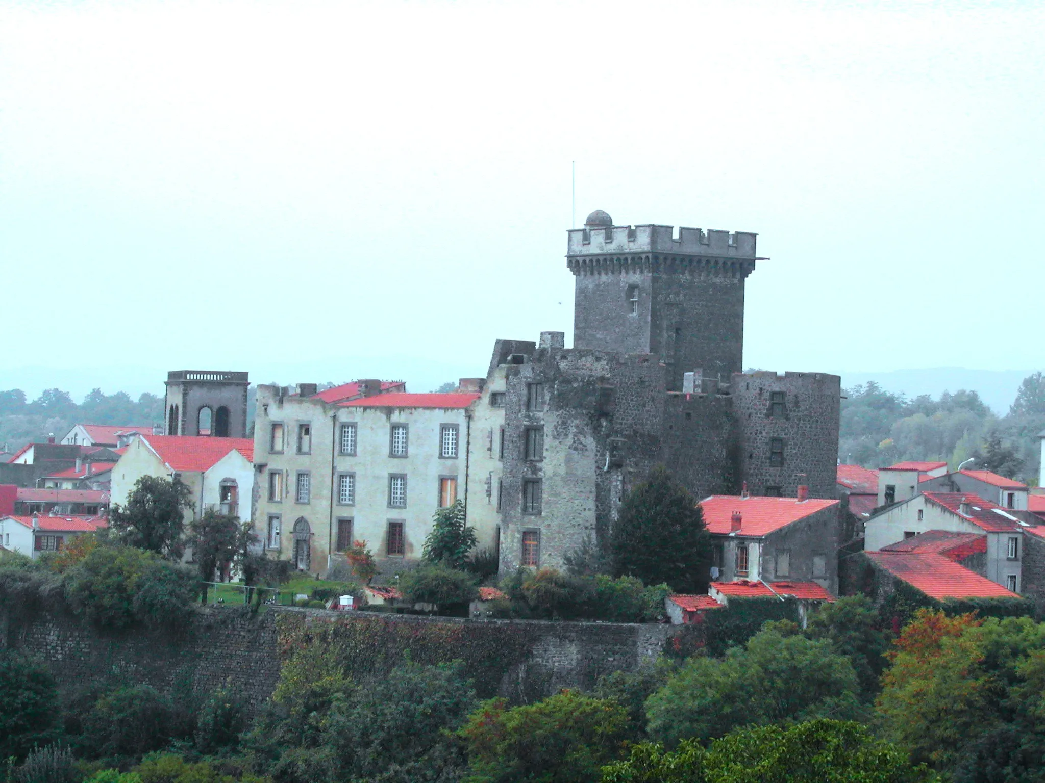 Photo showing: Châteaugay Castle