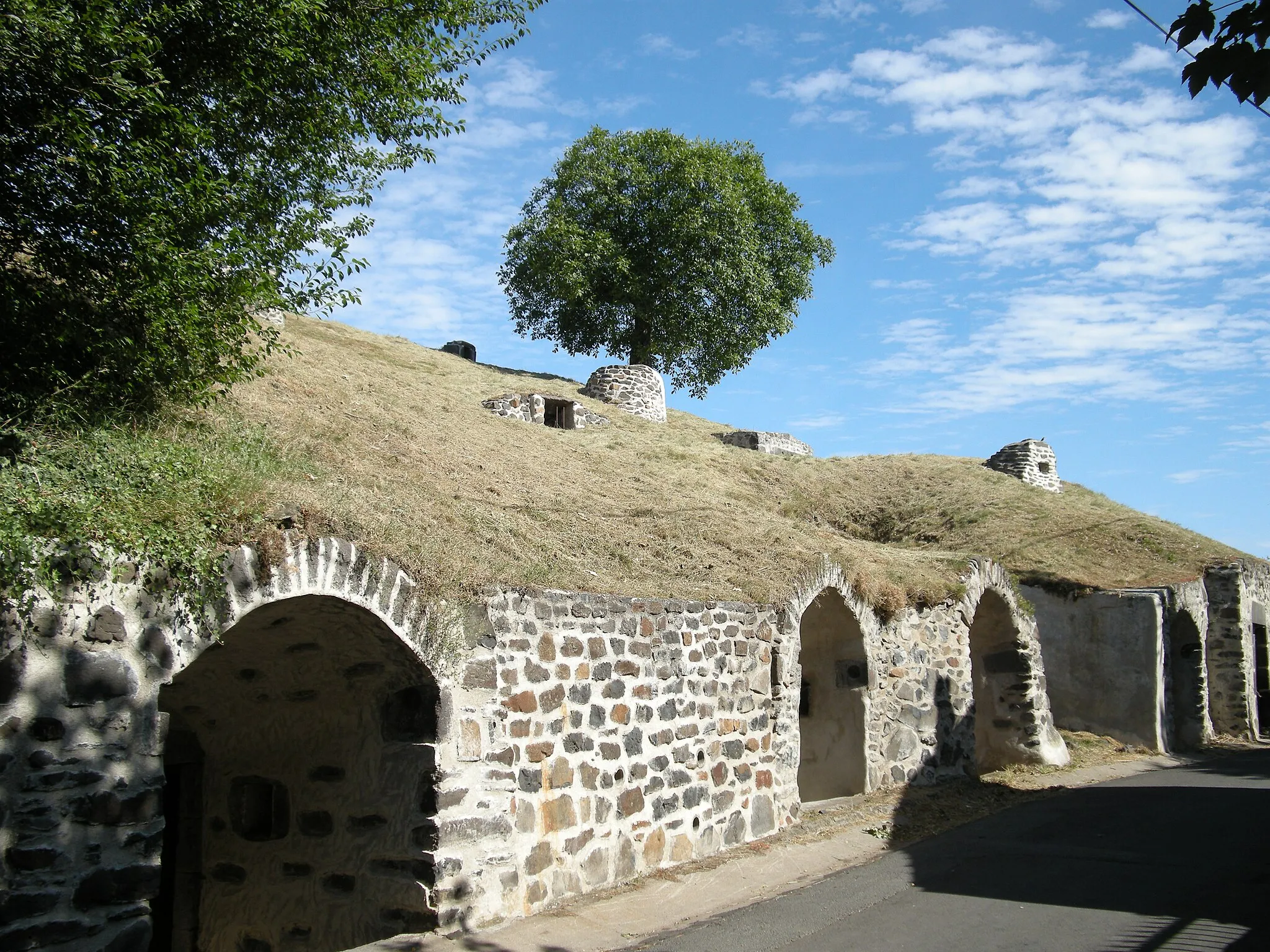 Photo showing: Cellar street in Châteaugay, Puys de Dôme (France).